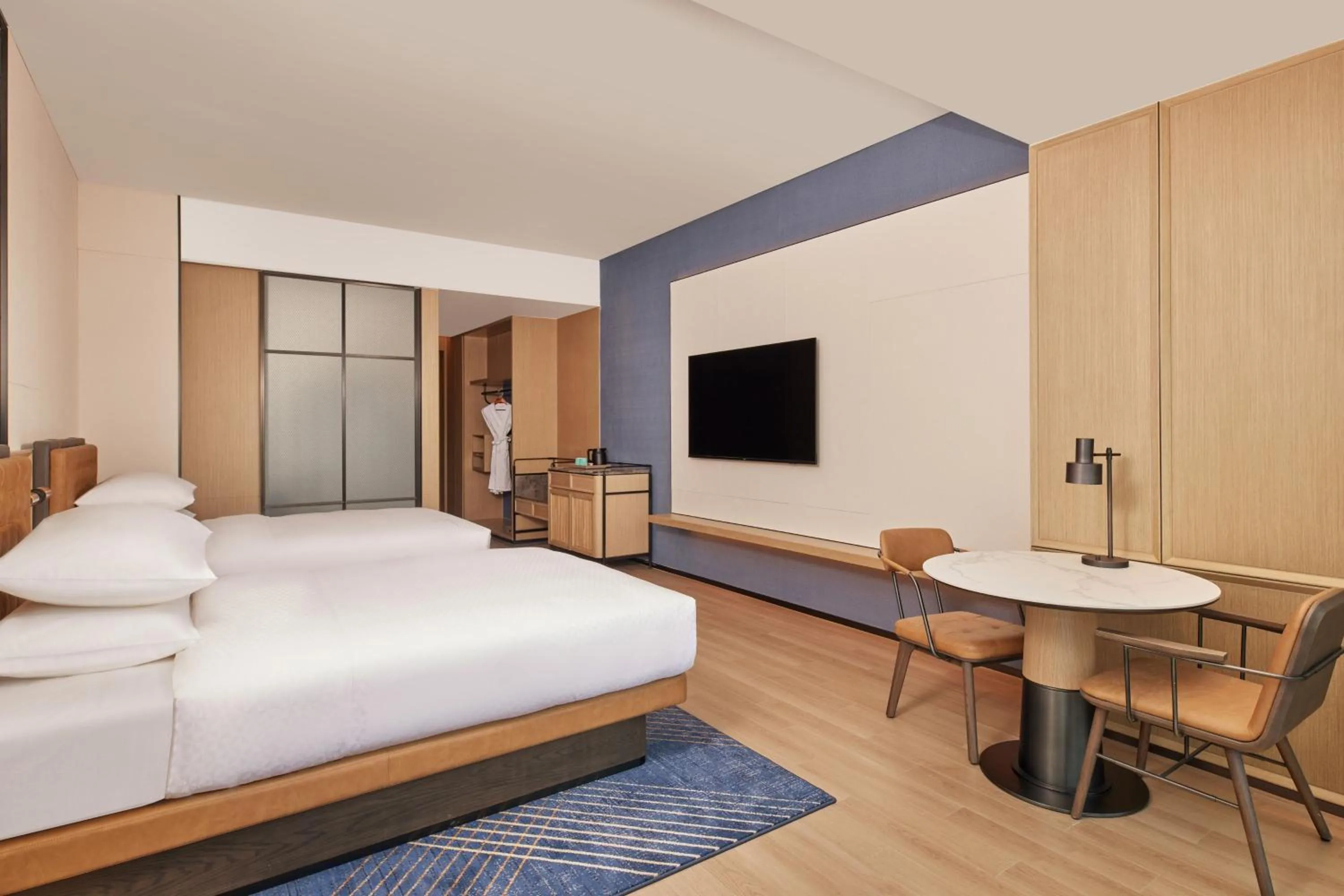 Photo of the whole room, Bed in Four Points by Sheraton Linhai