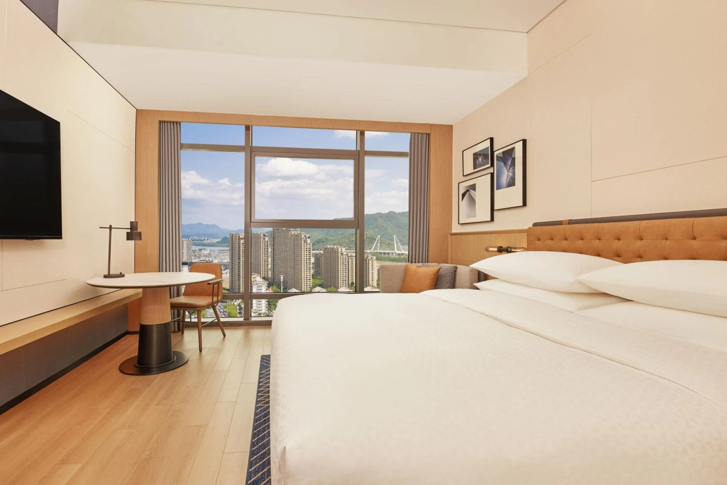 Photo of the whole room, Bed in Four Points by Sheraton Linhai