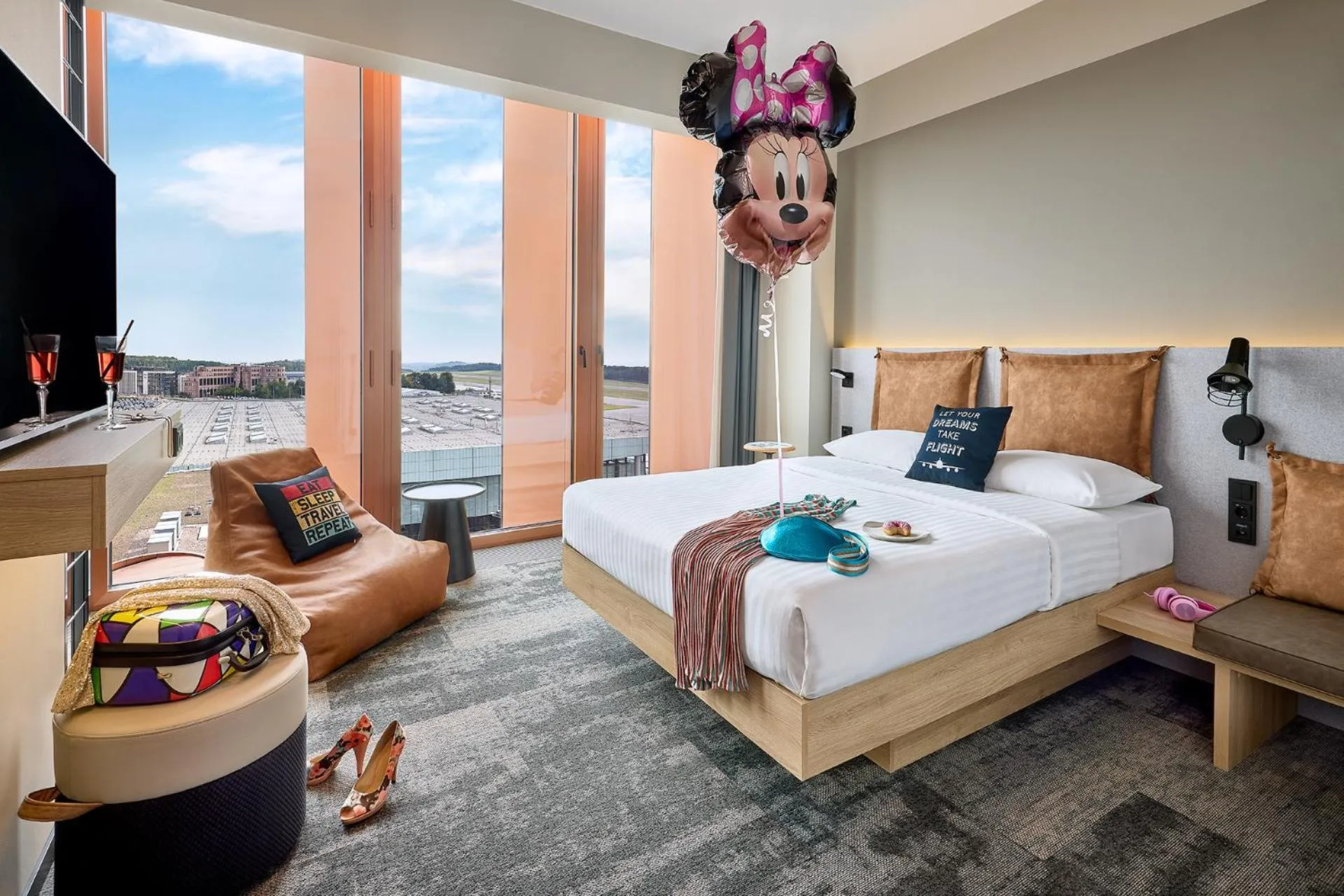 Photo of the whole room, Bed in Moxy Luxembourg Airport