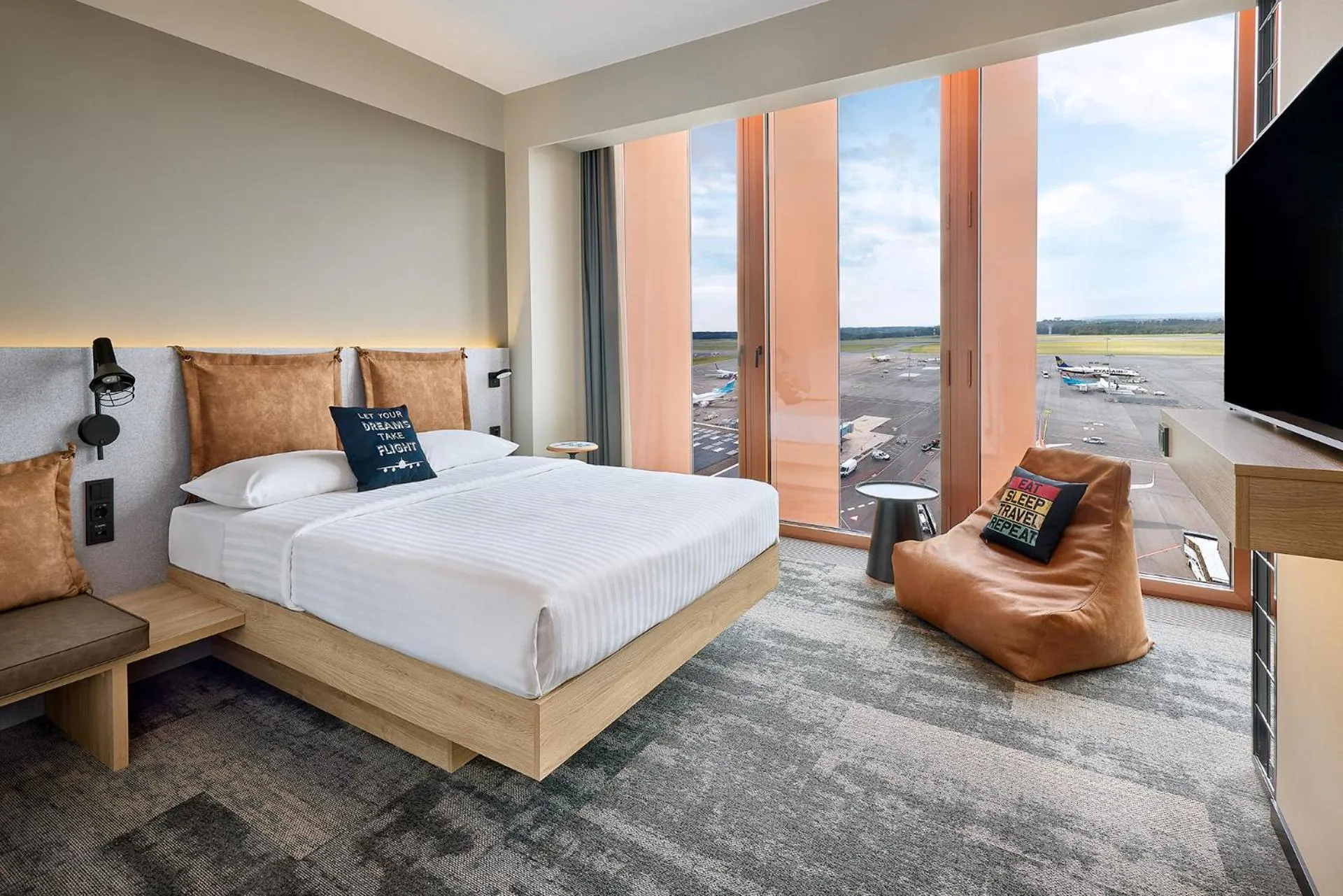 Photo of the whole room, Bed in Moxy Luxembourg Airport