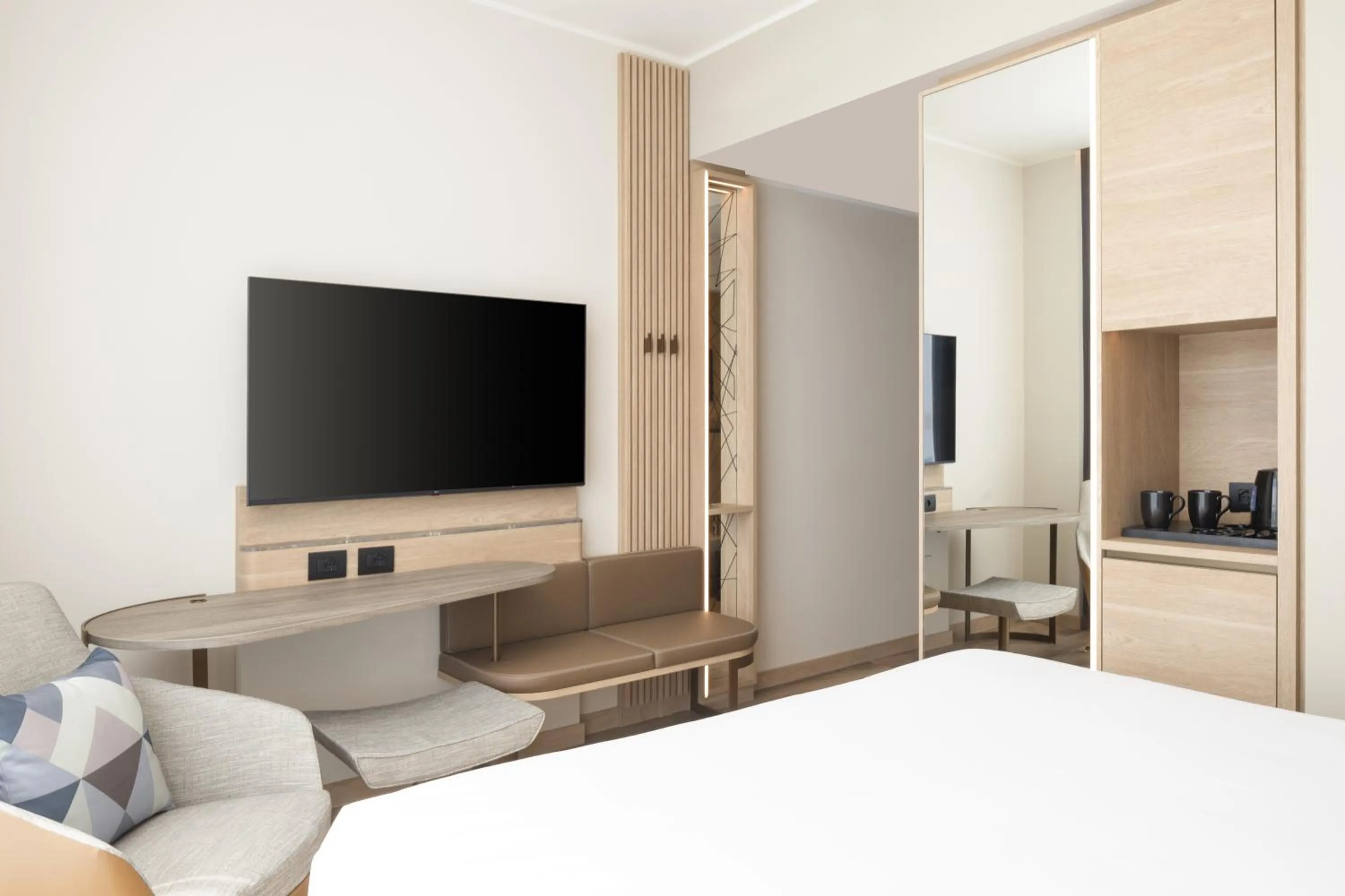Communal lounge/ TV room, Bed in Courtyard by Marriott Milano Linate