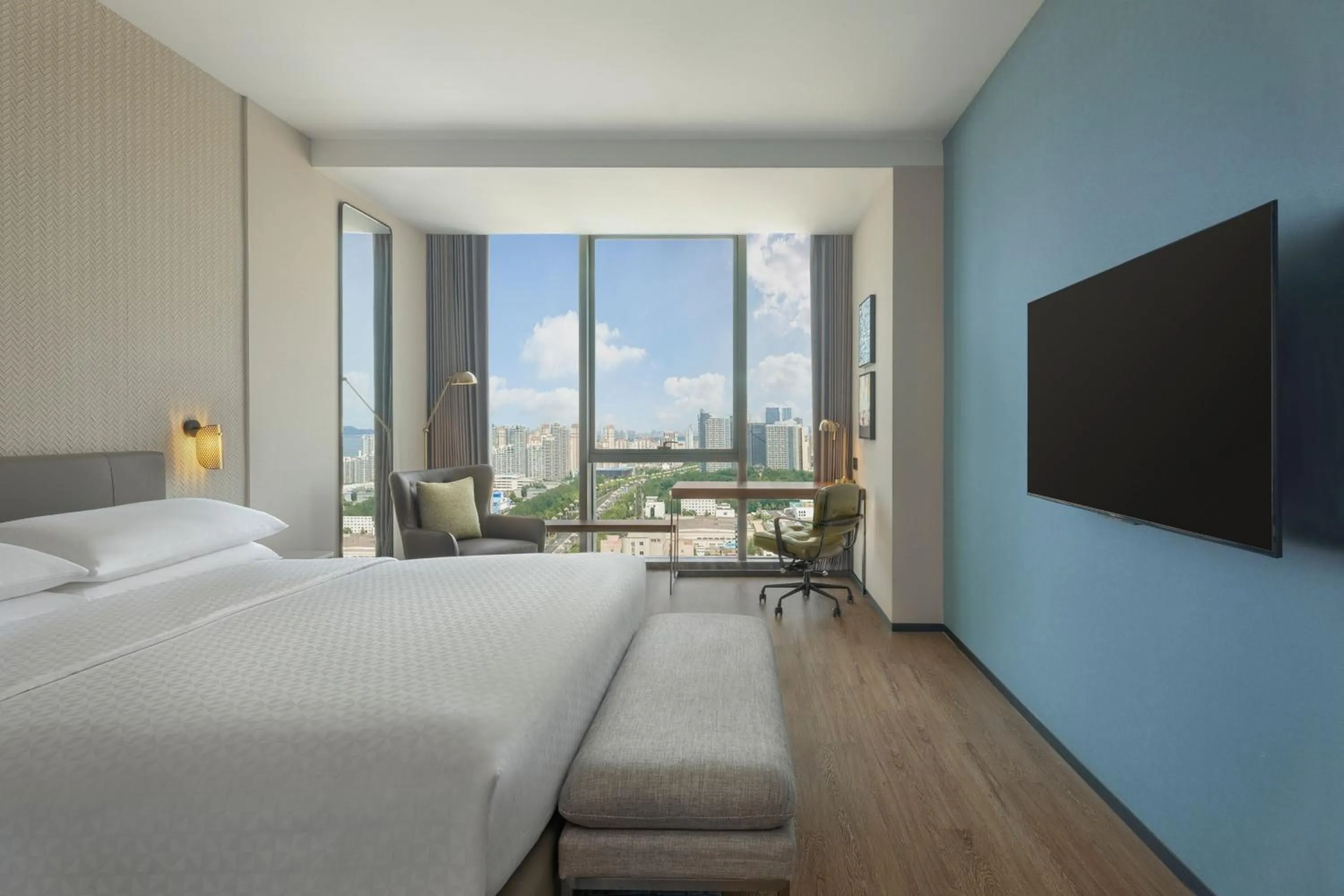 Photo of the whole room, Bed in Four Points by Sheraton Yantai