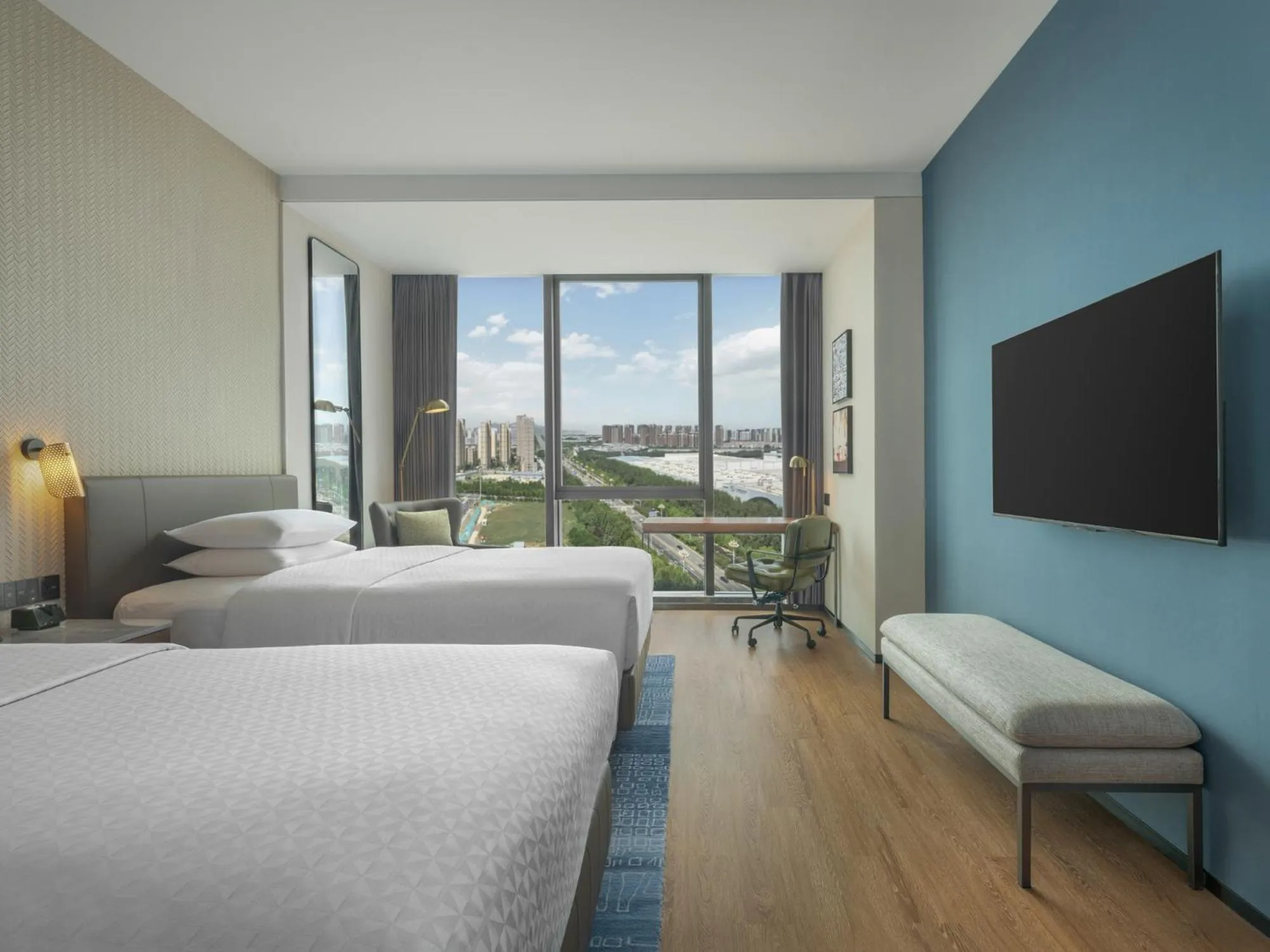 Photo of the whole room, Bed in Four Points by Sheraton Yantai