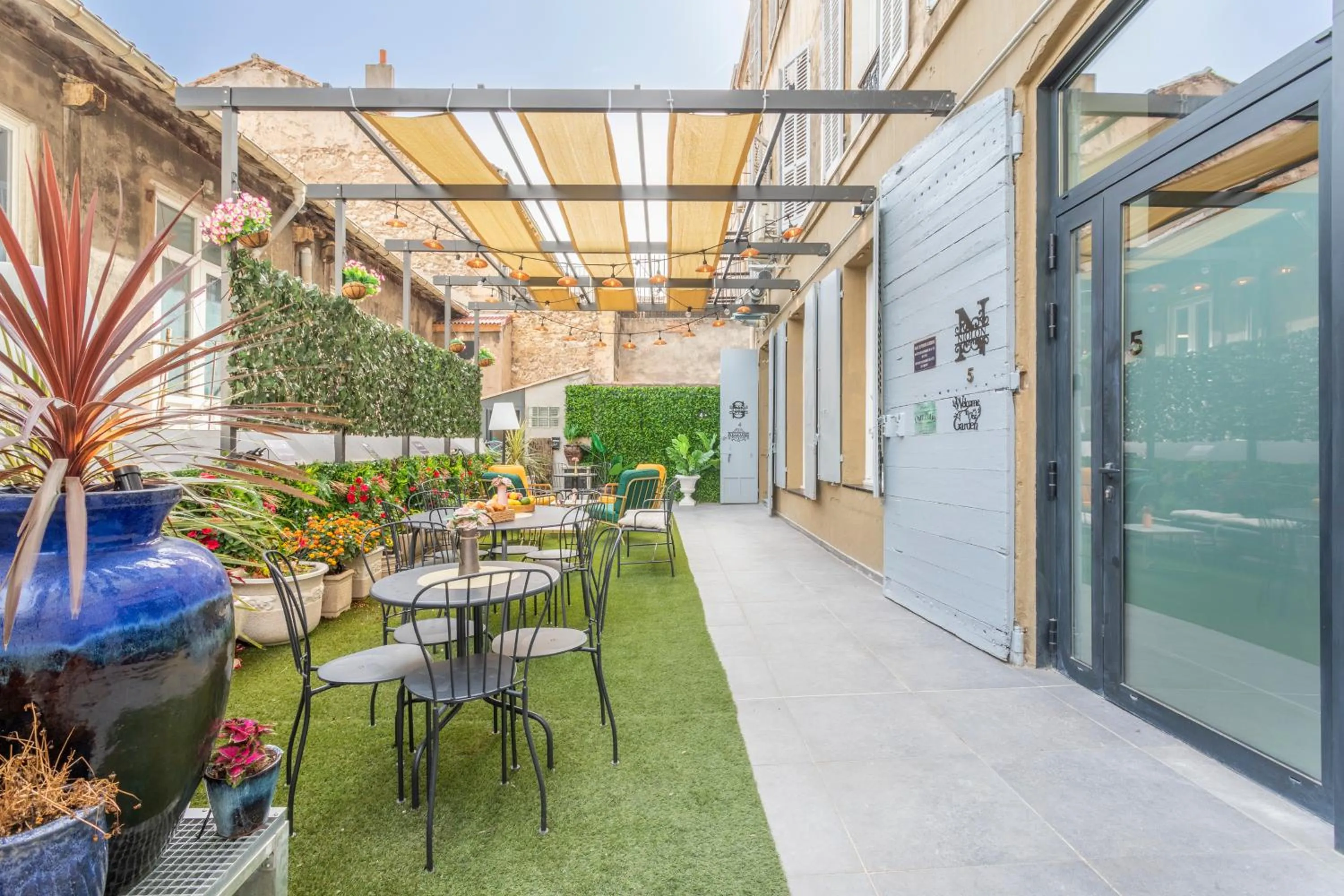 Property building in ADIRA Marseille Montgrand 2 étoiles