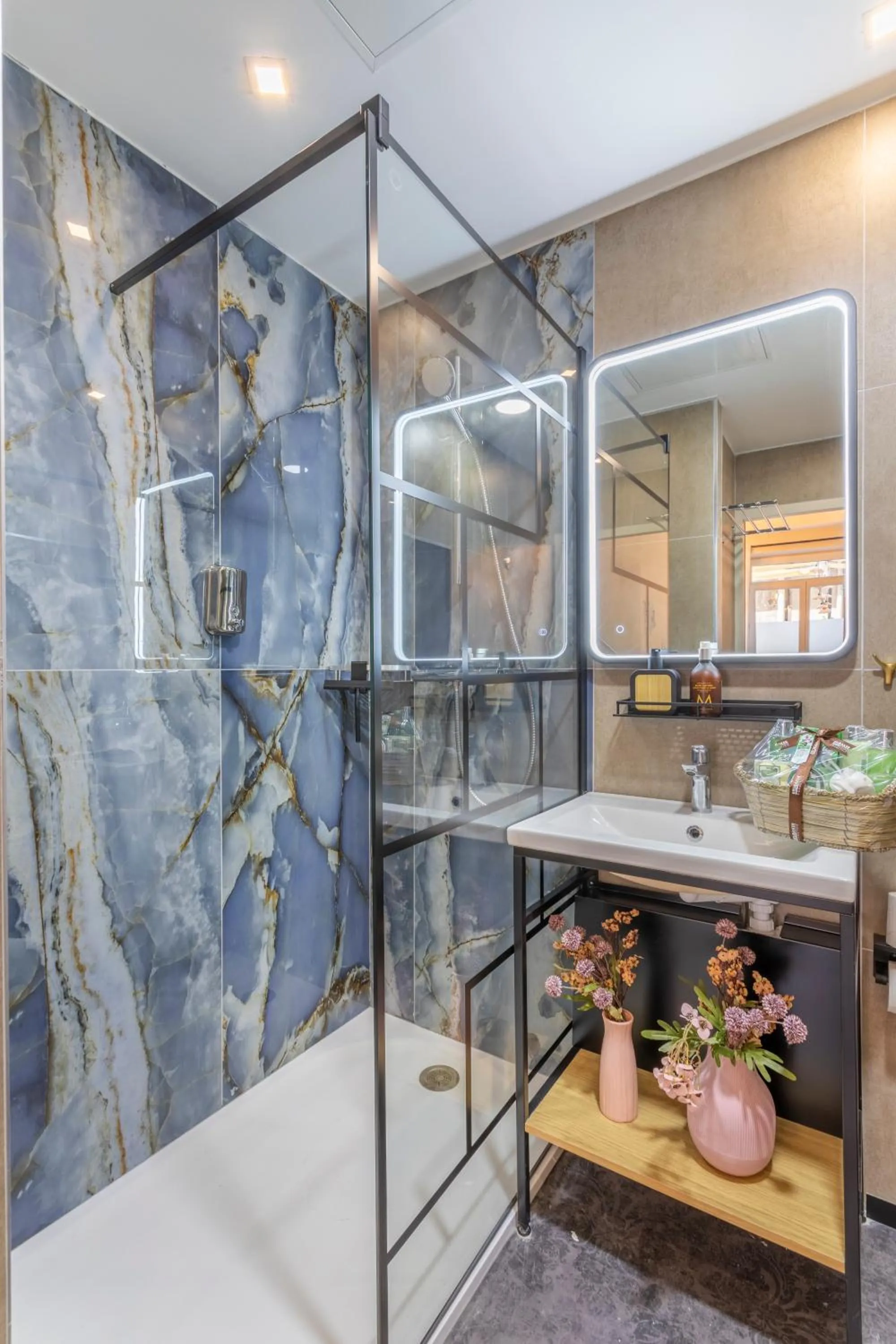 Shower in ADIRA Marseille Montgrand 2 étoiles