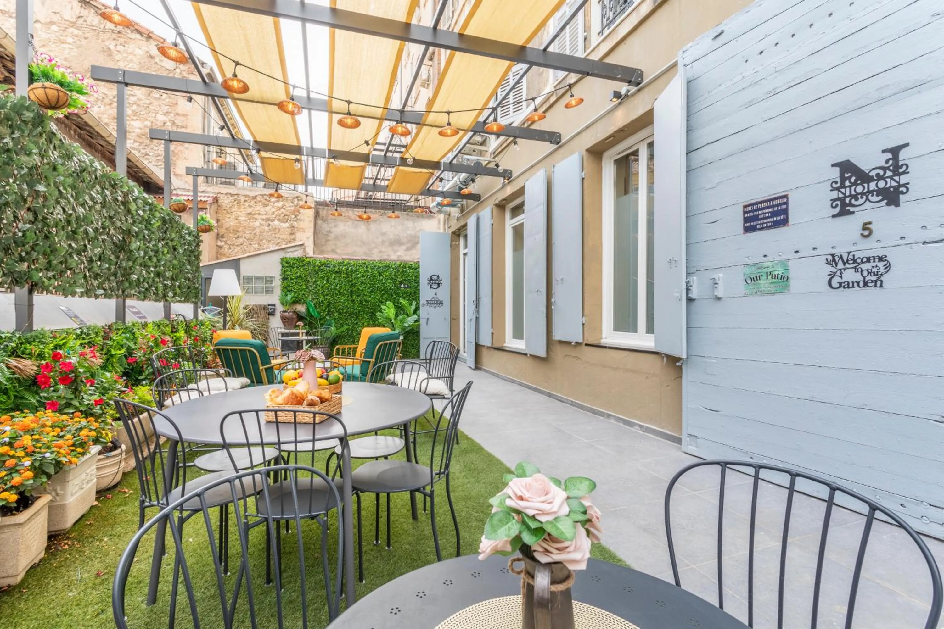 Property building in ADIRA Marseille Montgrand 2 étoiles