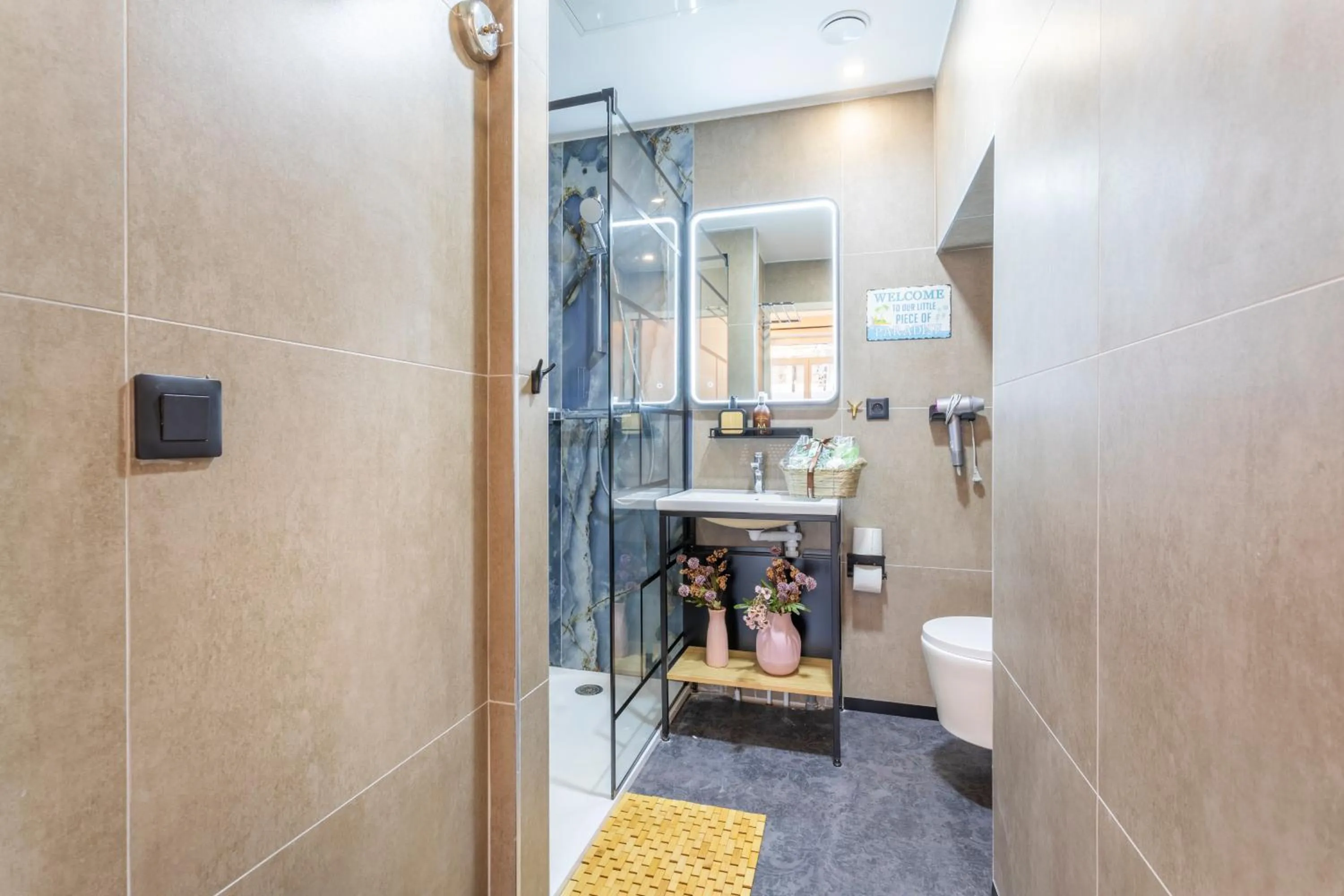 Shower in ADIRA Marseille Montgrand 2 étoiles