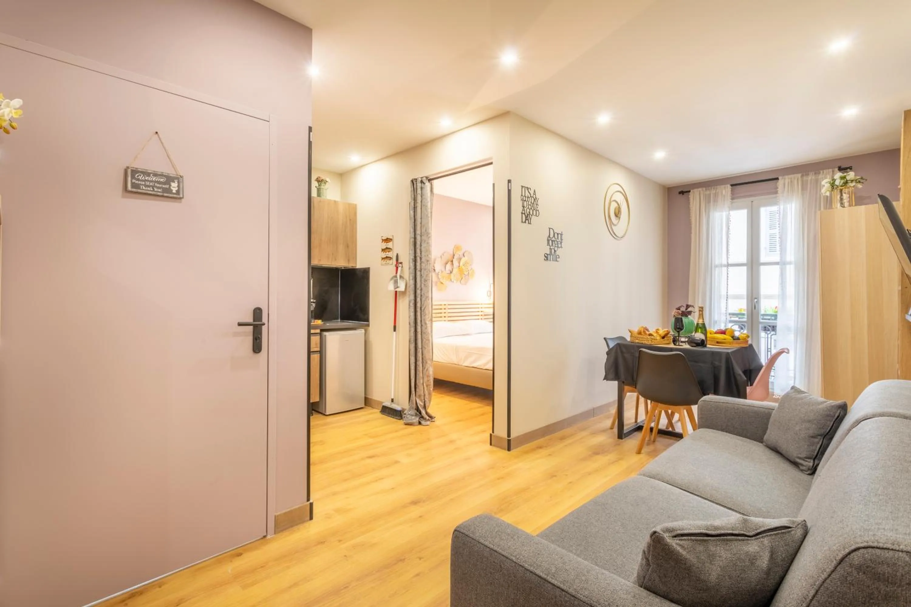 Communal lounge/ TV room, Bed in ADIRA Marseille Montgrand 2 étoiles