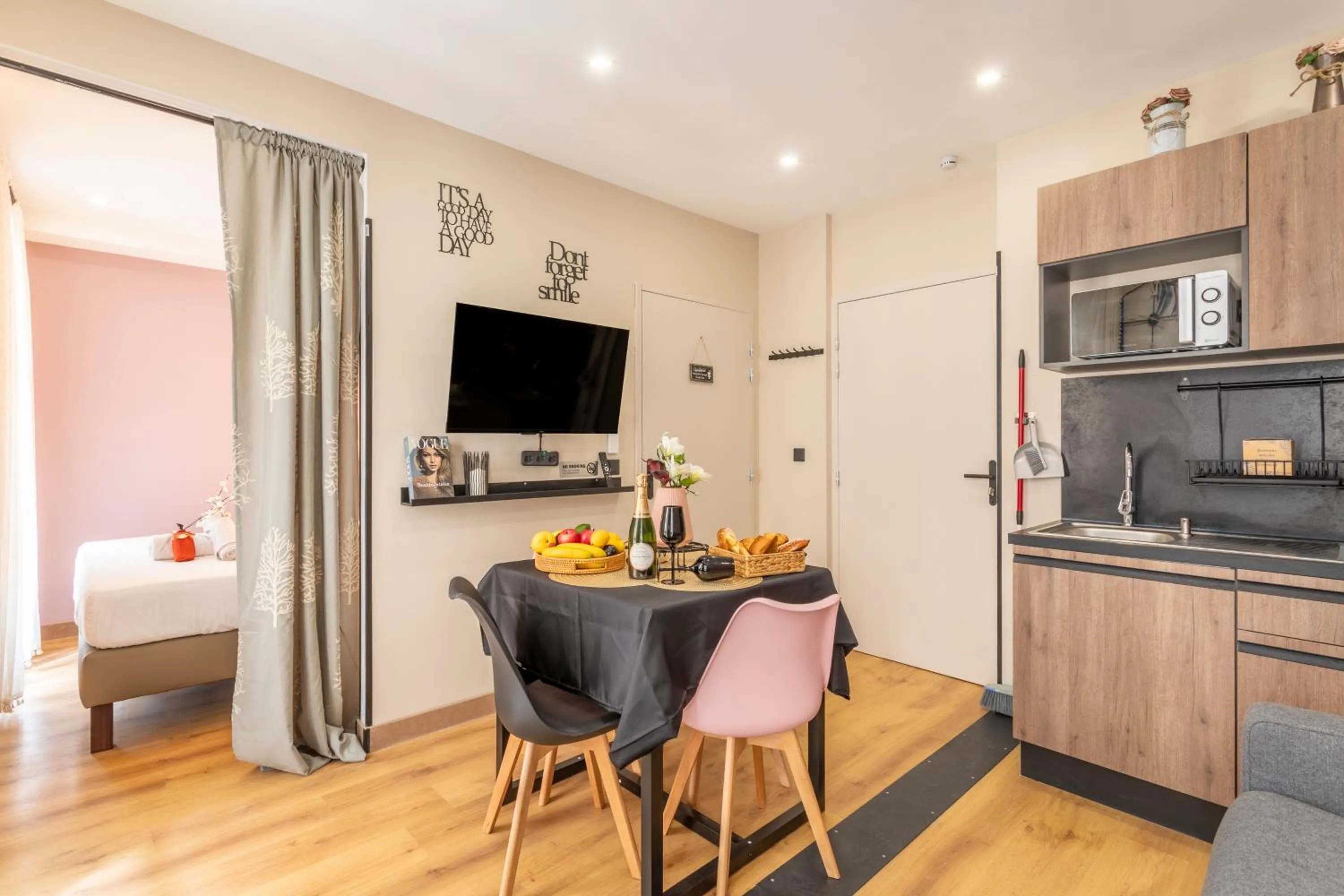 Communal lounge/ TV room in ADIRA Marseille Montgrand 2 étoiles