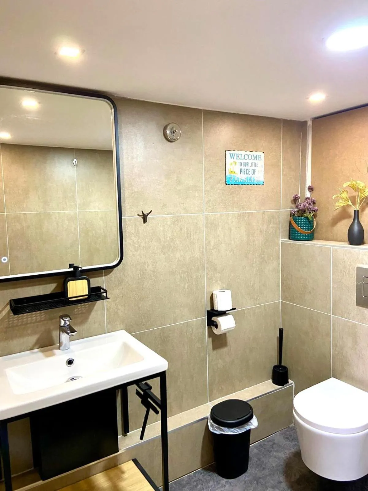 Shower in ADIRA Marseille Montgrand 2 étoiles