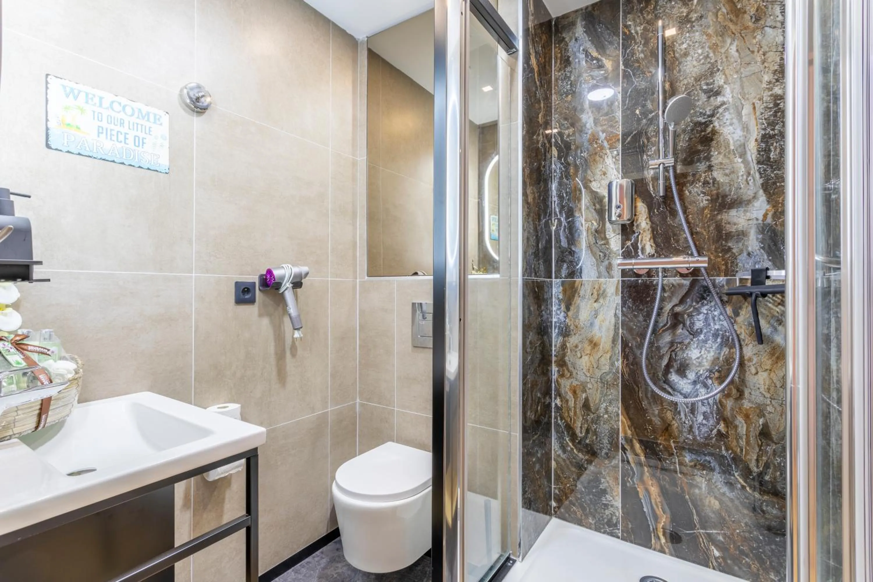 Shower in ADIRA Marseille Montgrand 2 étoiles