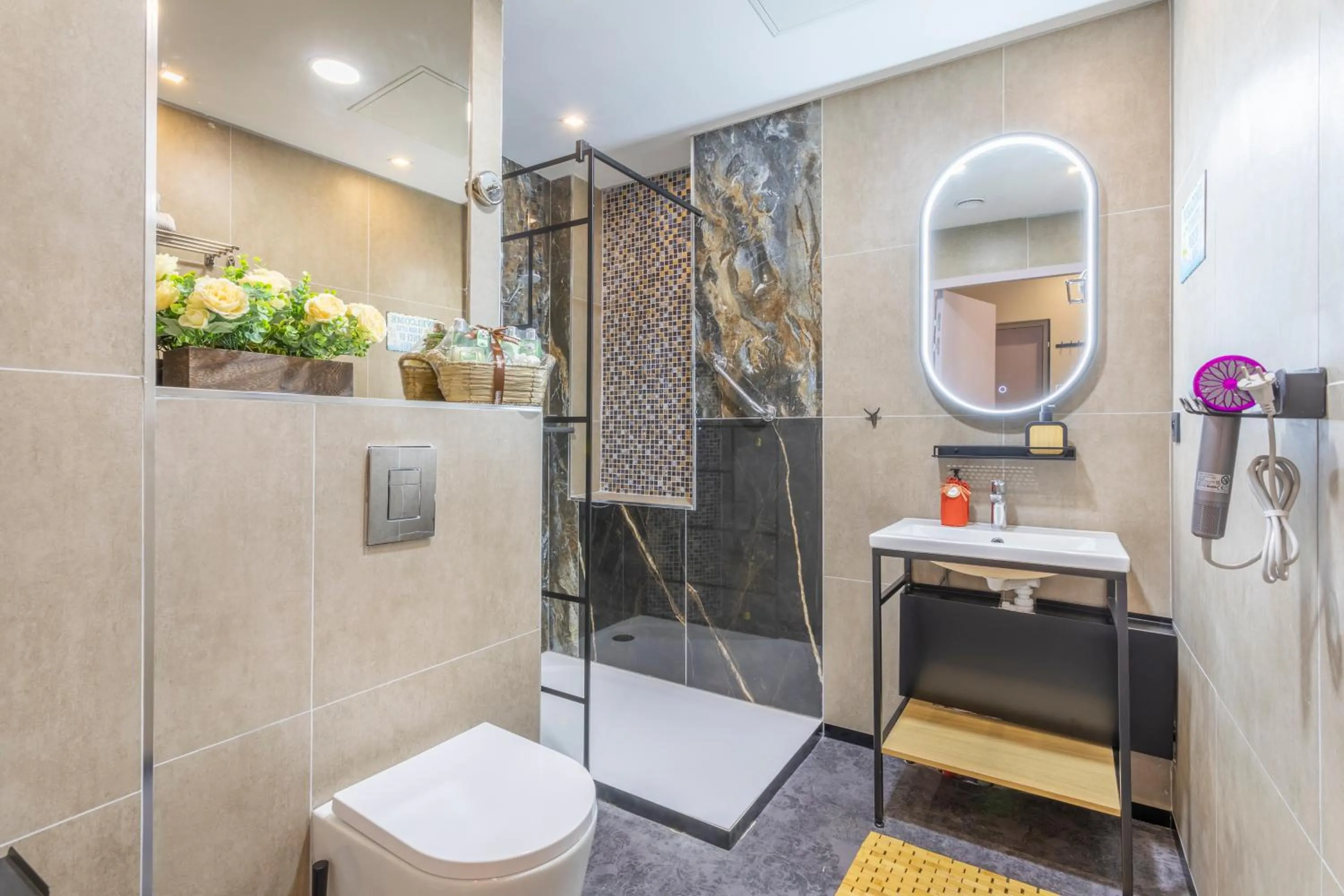 Shower in ADIRA Marseille Montgrand 2 étoiles