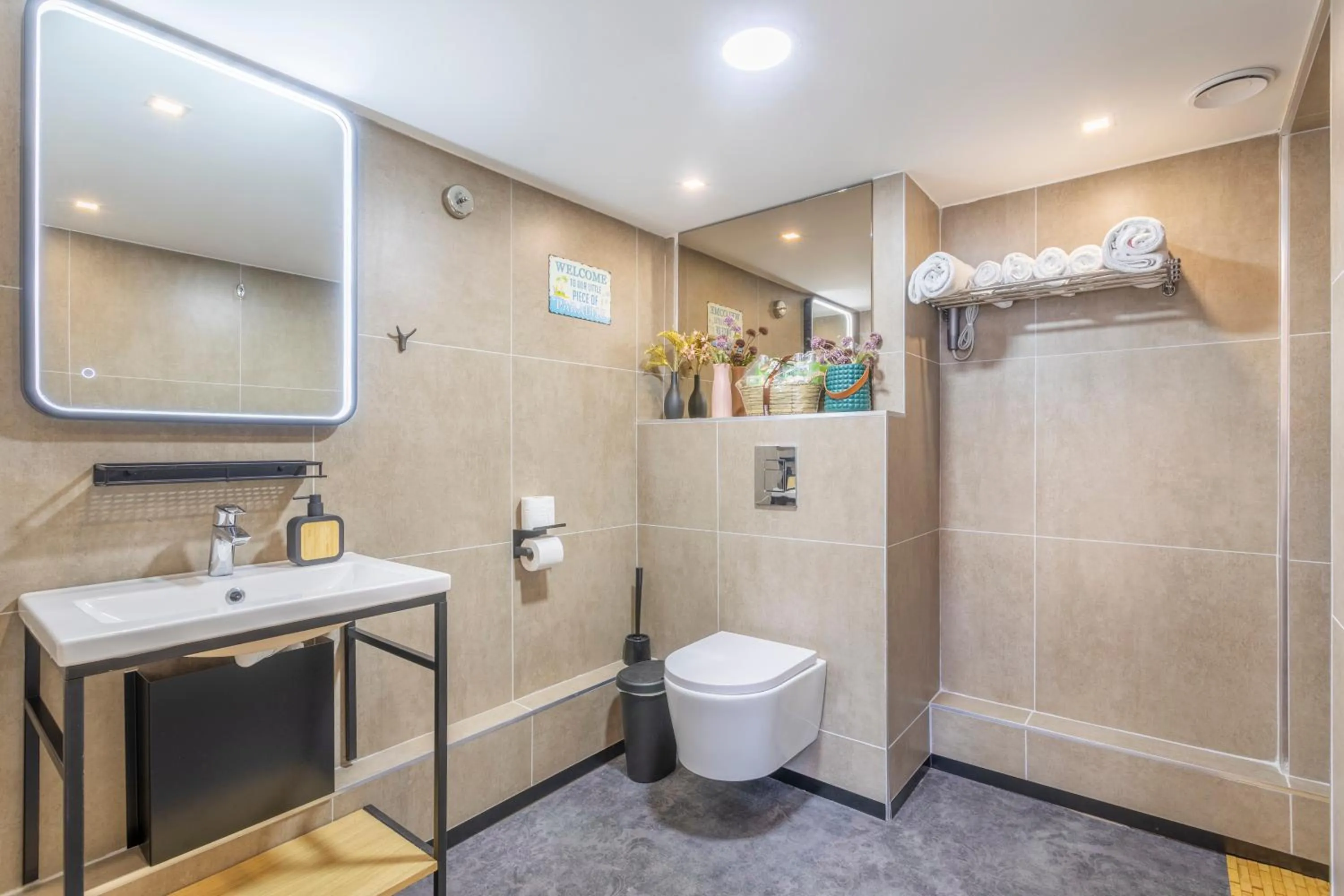 Shower in ADIRA Marseille Montgrand 2 étoiles