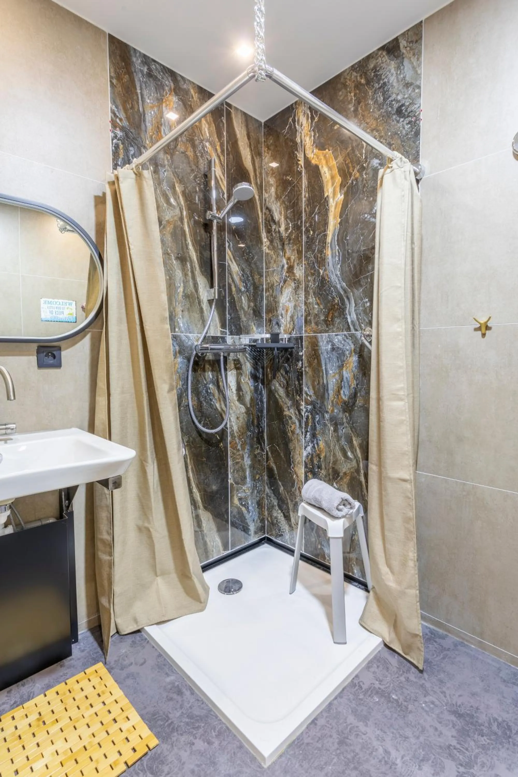 Shower in ADIRA Marseille Montgrand 2 étoiles