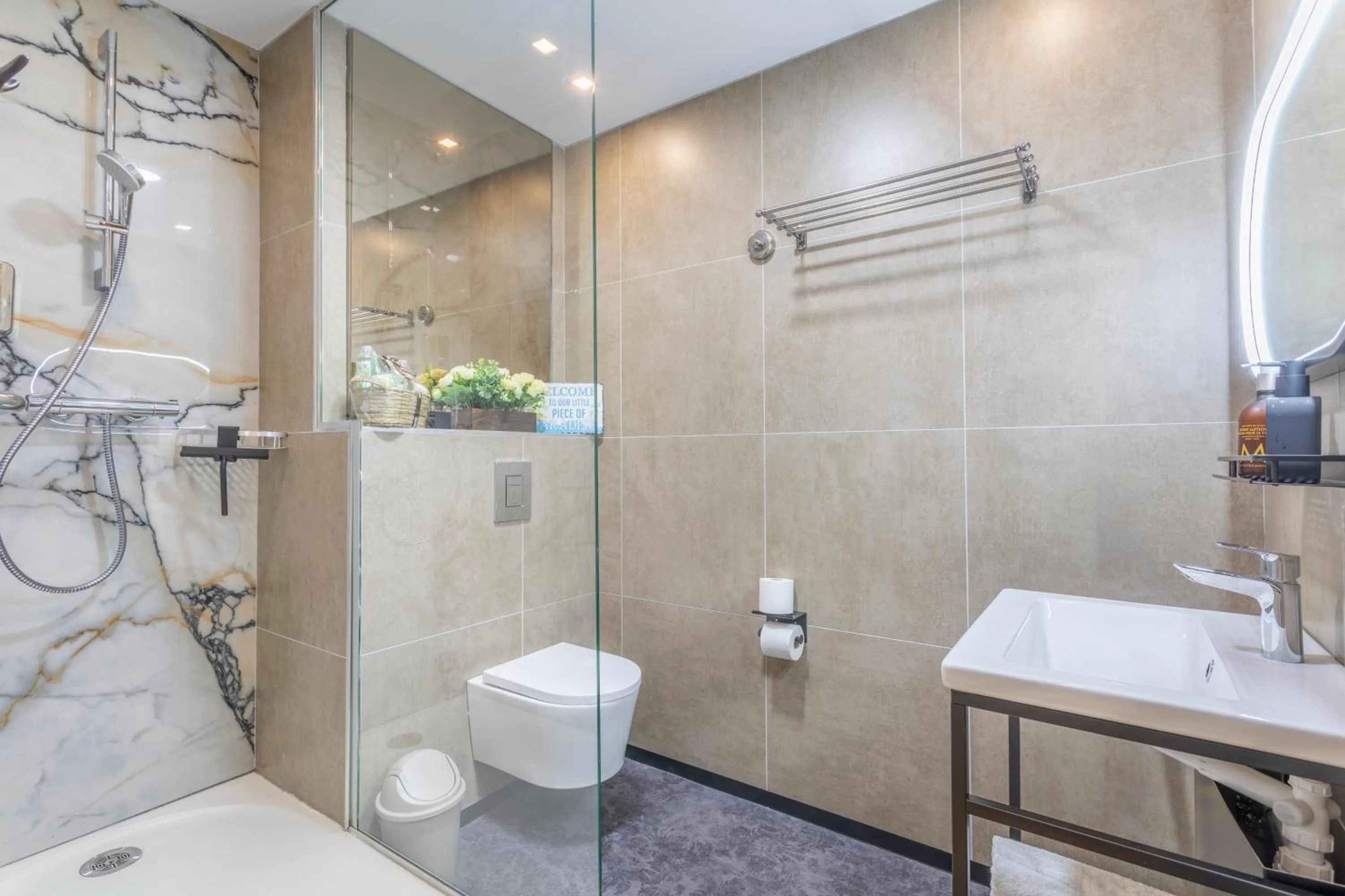 Shower in ADIRA Marseille Montgrand 2 étoiles