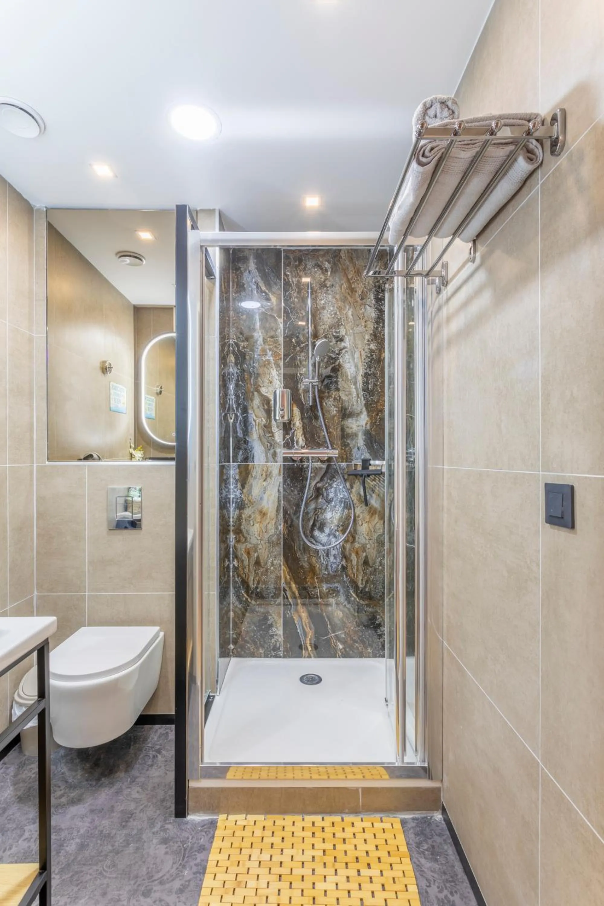 Shower in ADIRA Marseille Montgrand 2 étoiles