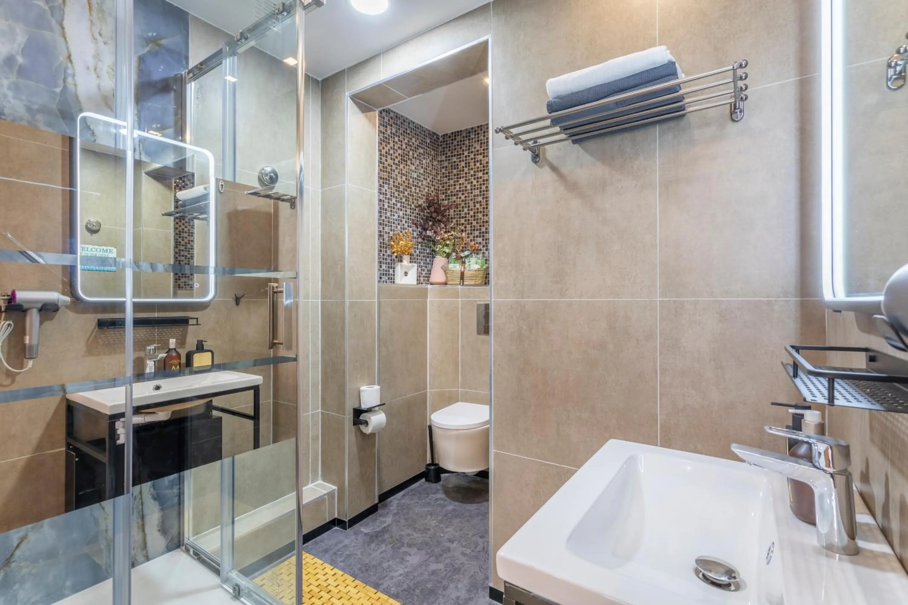 Shower in ADIRA Marseille Montgrand 2 étoiles