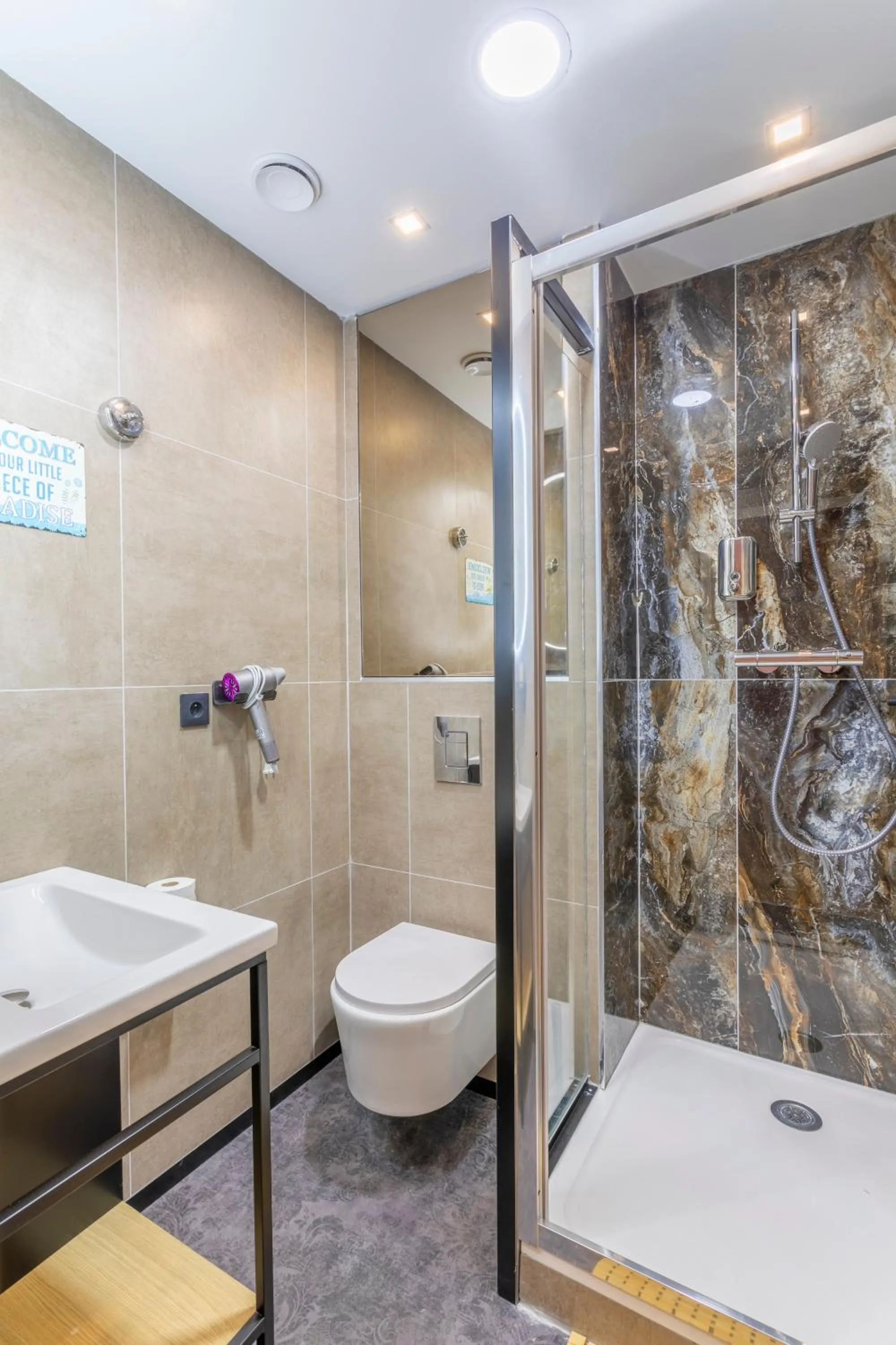 Shower in ADIRA Marseille Montgrand 2 étoiles