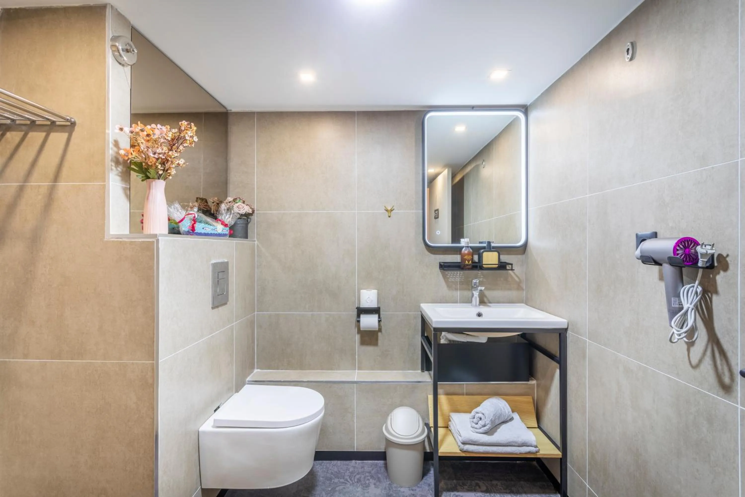 Shower in ADIRA Marseille Montgrand 2 étoiles