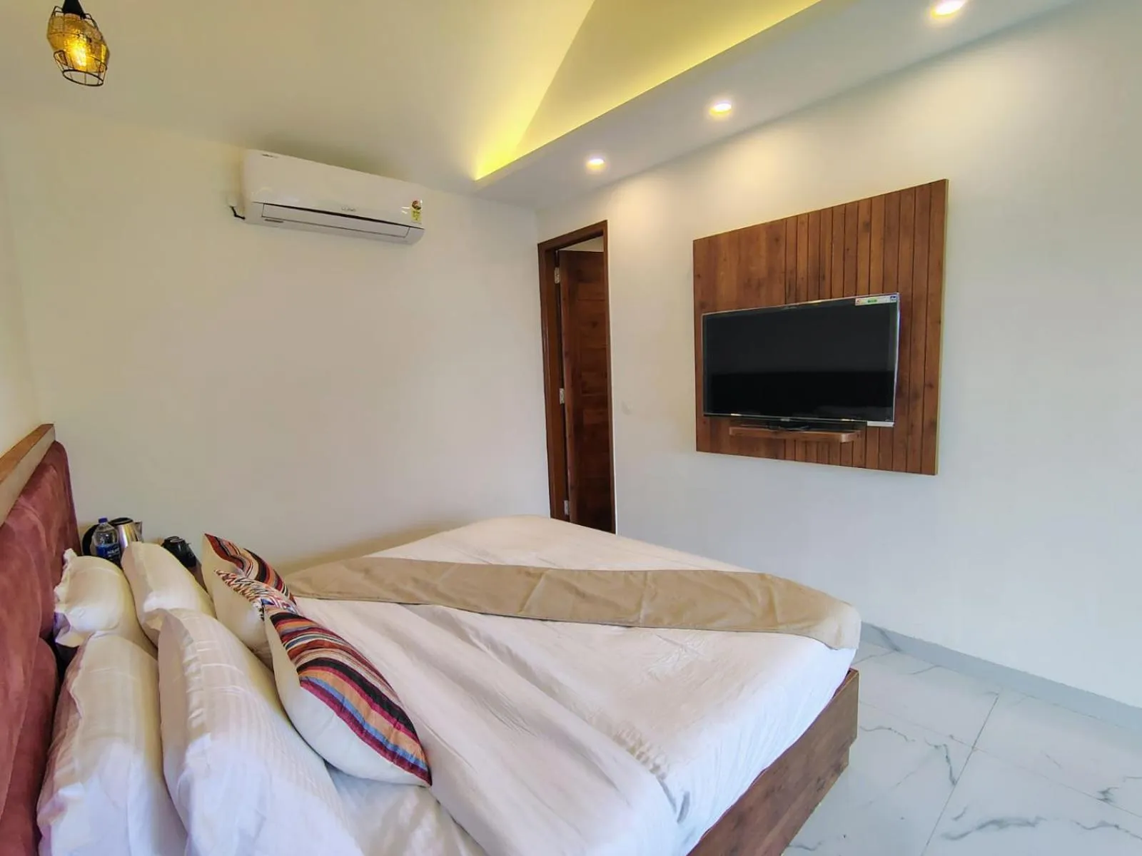 Photo of the whole room, Bed in Pihu's Nest Kasauli