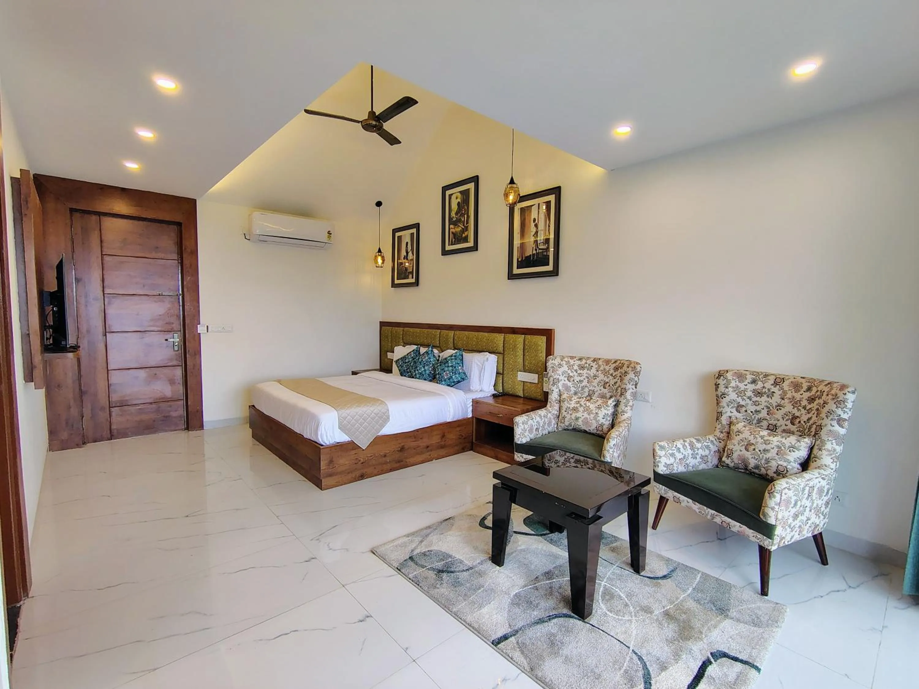 Photo of the whole room, Bed in Pihu's Nest Kasauli