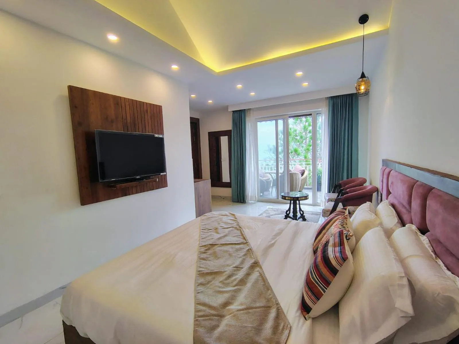 Photo of the whole room, Bed in Pihu's Nest Kasauli