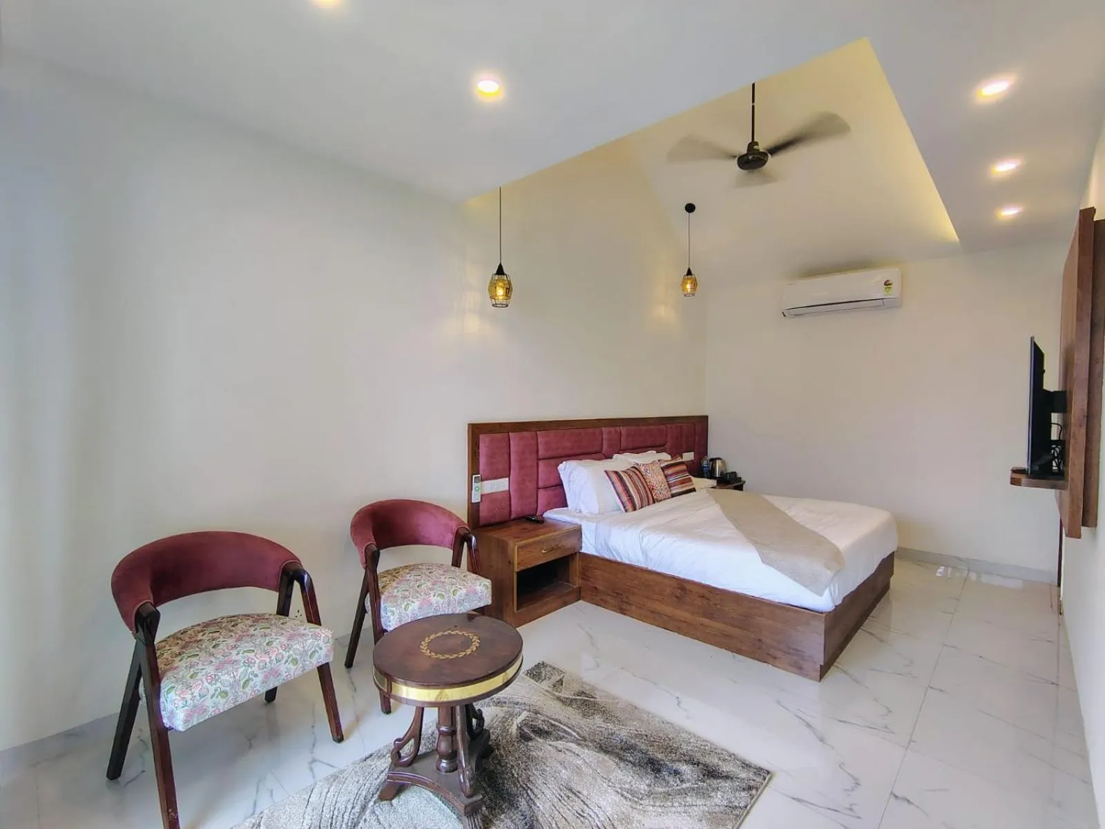 Photo of the whole room, Bed in Pihu's Nest Kasauli