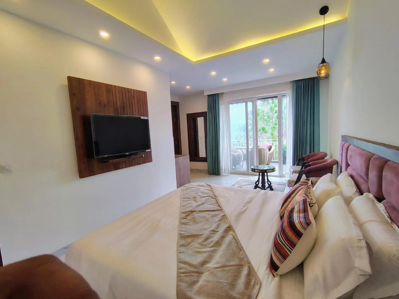 Photo of the whole room, Bed in Pihu's Nest Kasauli