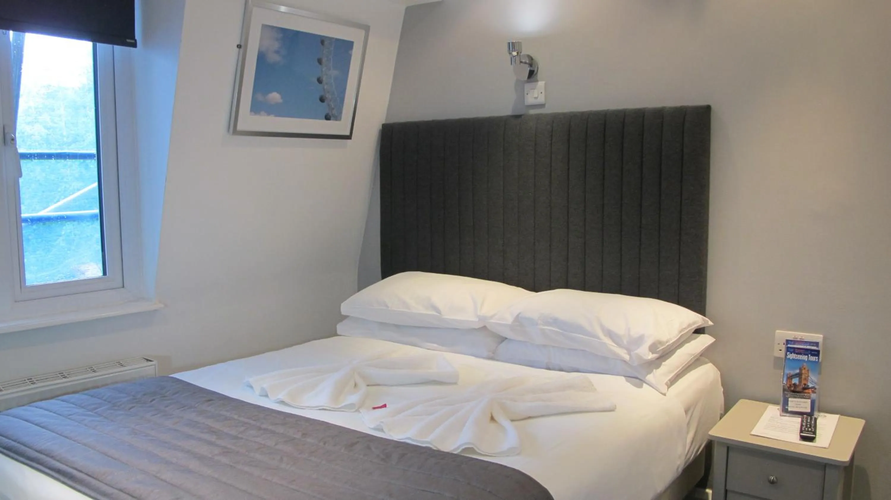 Bedroom, Bed in Alhambra Hotel