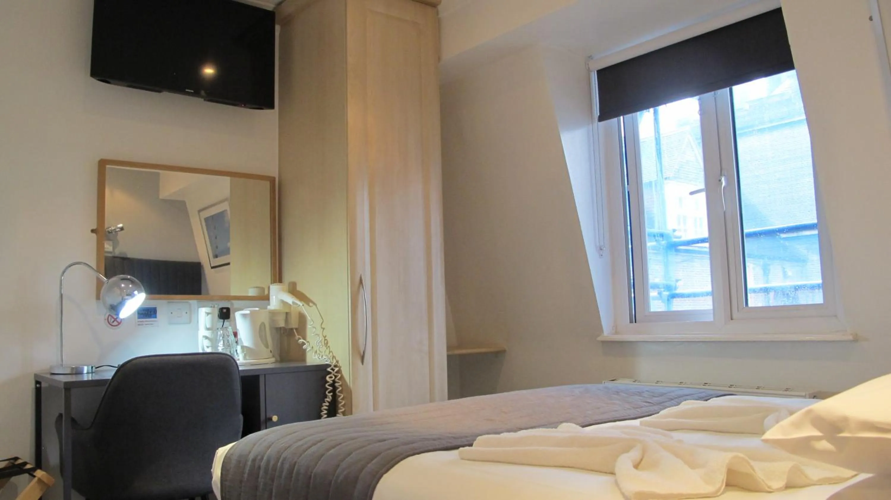 Bedroom, Bed in Alhambra Hotel