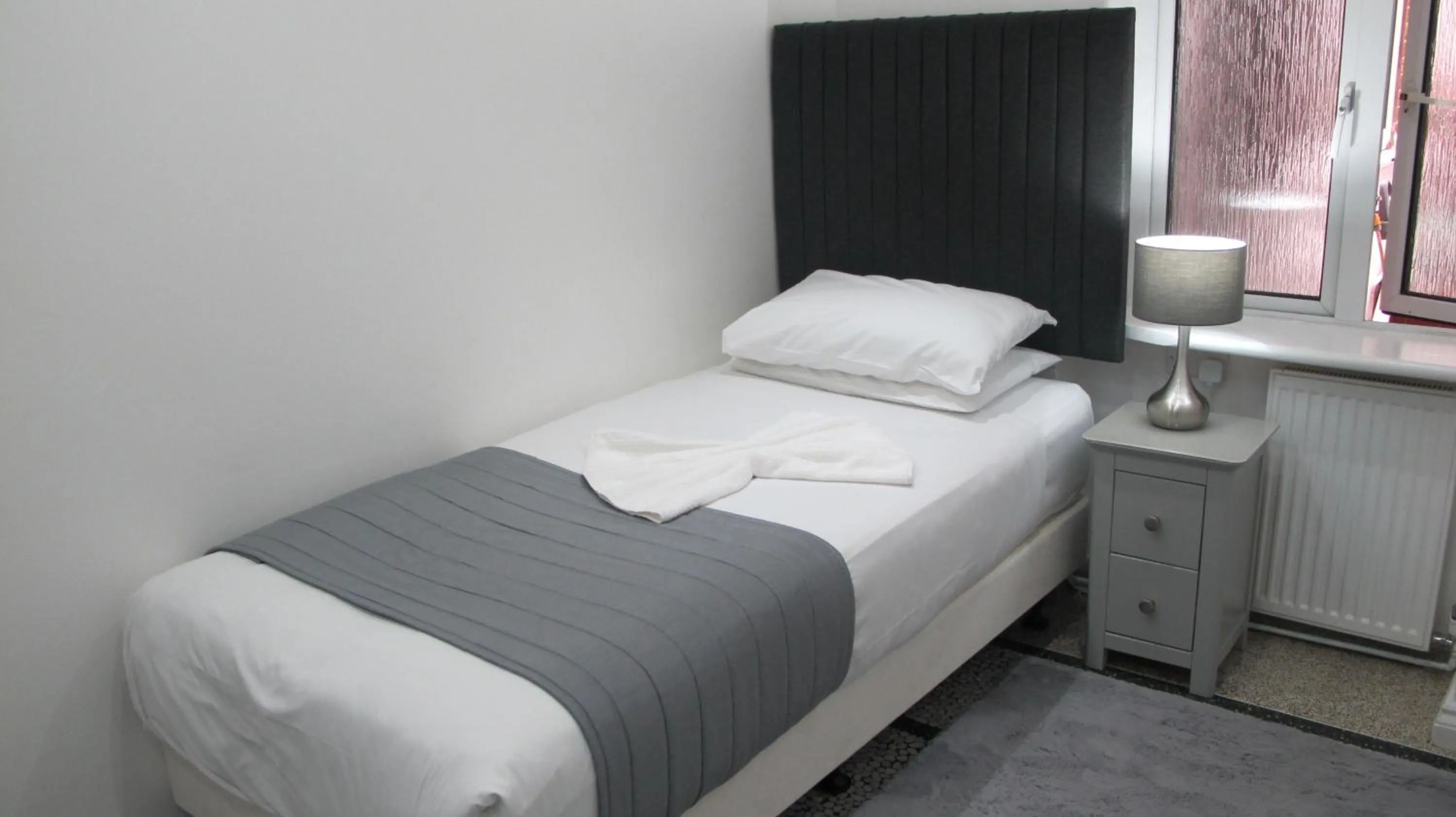 Bedroom, Bed in Alhambra Hotel