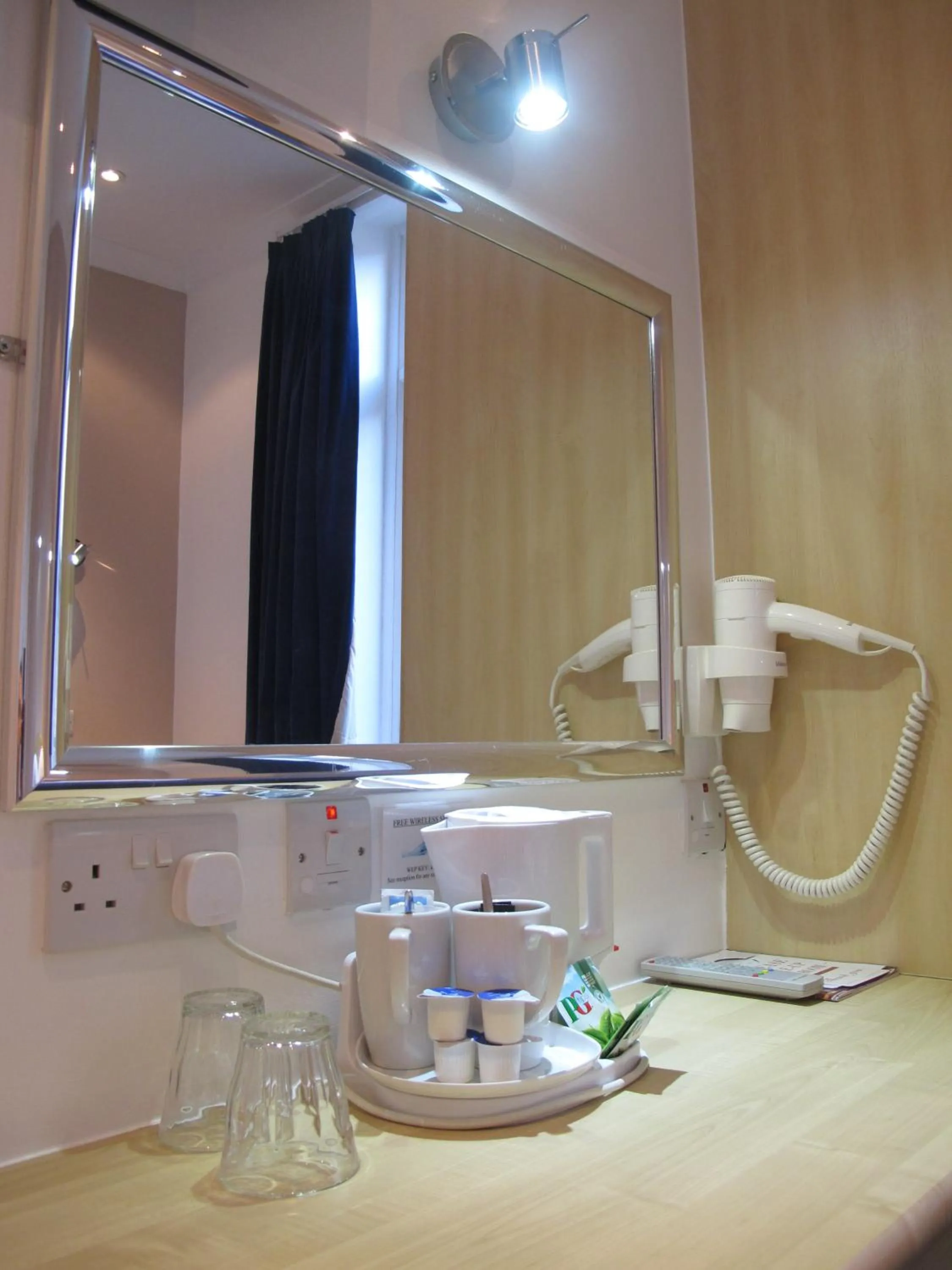 Coffee/tea facilities in Alhambra Hotel