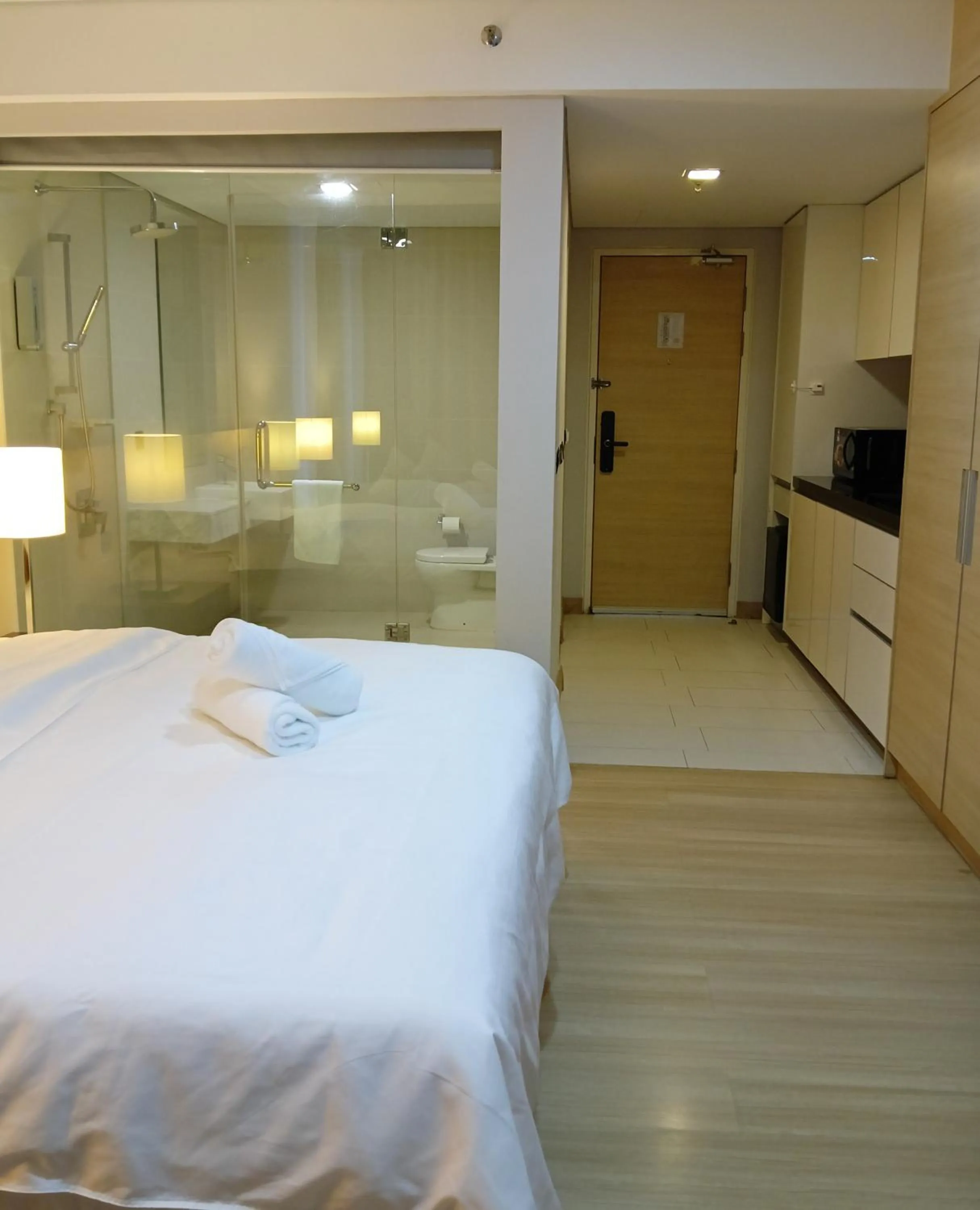 Photo of the whole room, Bed in The Straits Suites by Ciconia