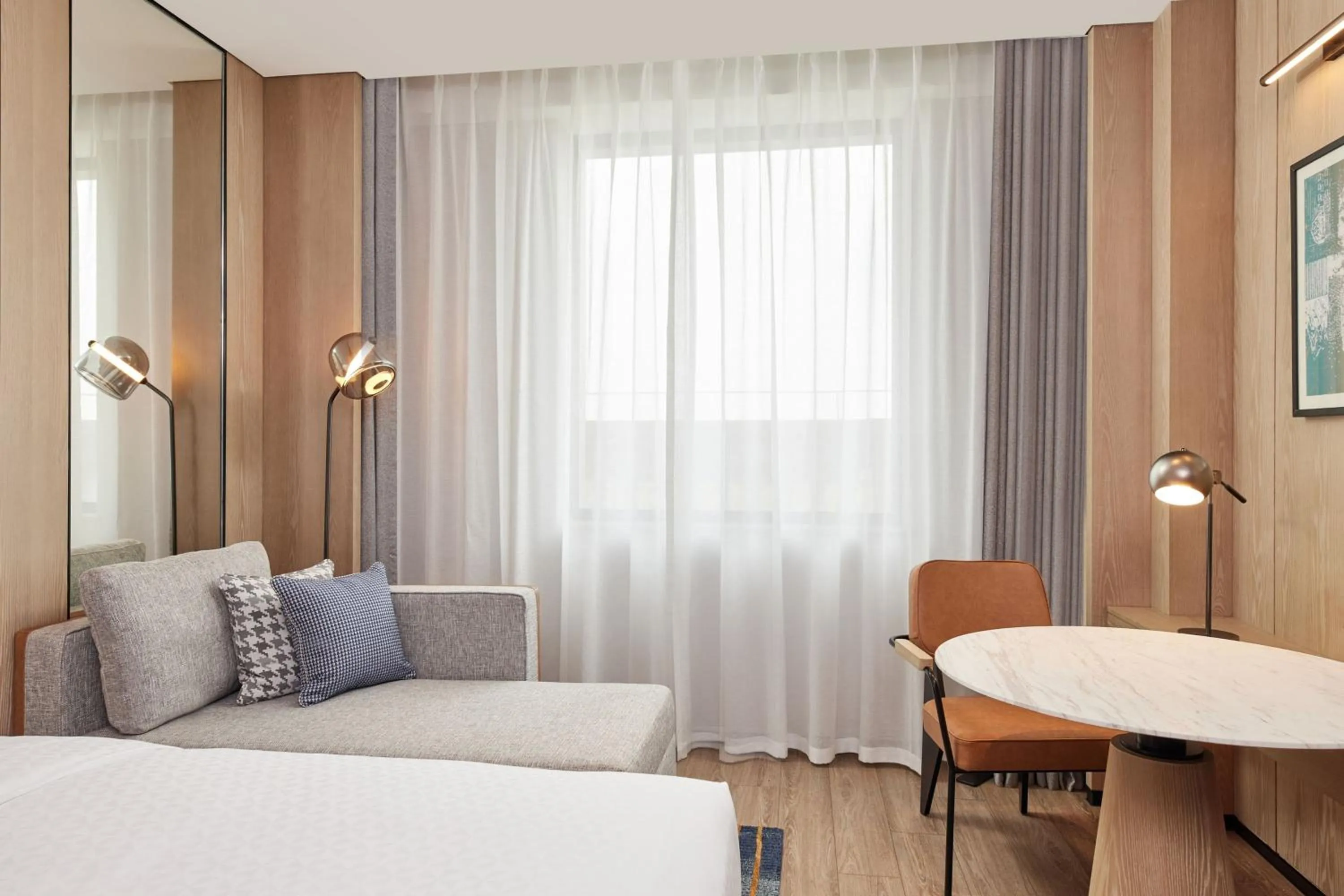 Photo of the whole room, Bed in Four Points by Sheraton Shanghai Fengjing