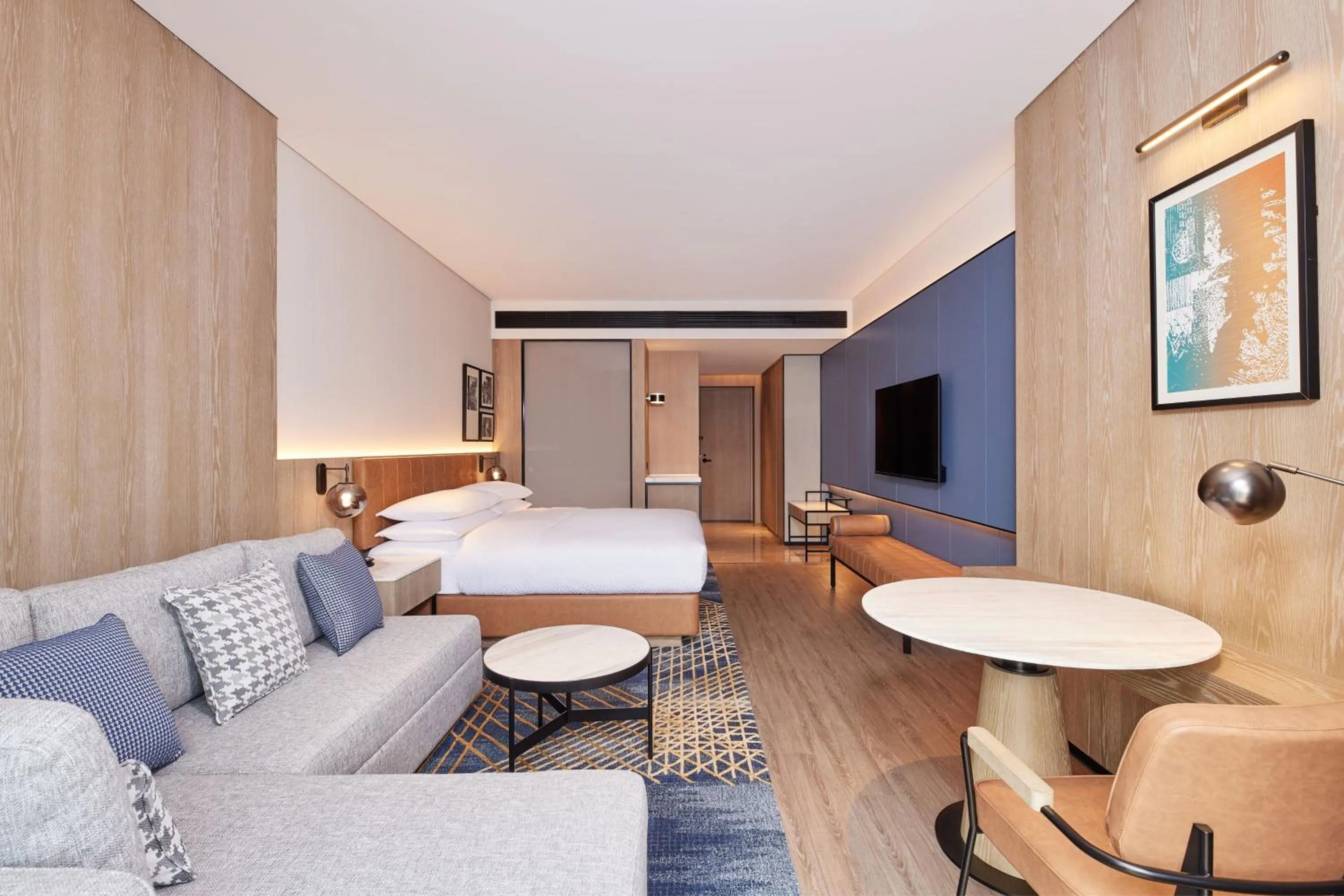 Photo of the whole room, Bed in Four Points by Sheraton Shanghai Fengjing