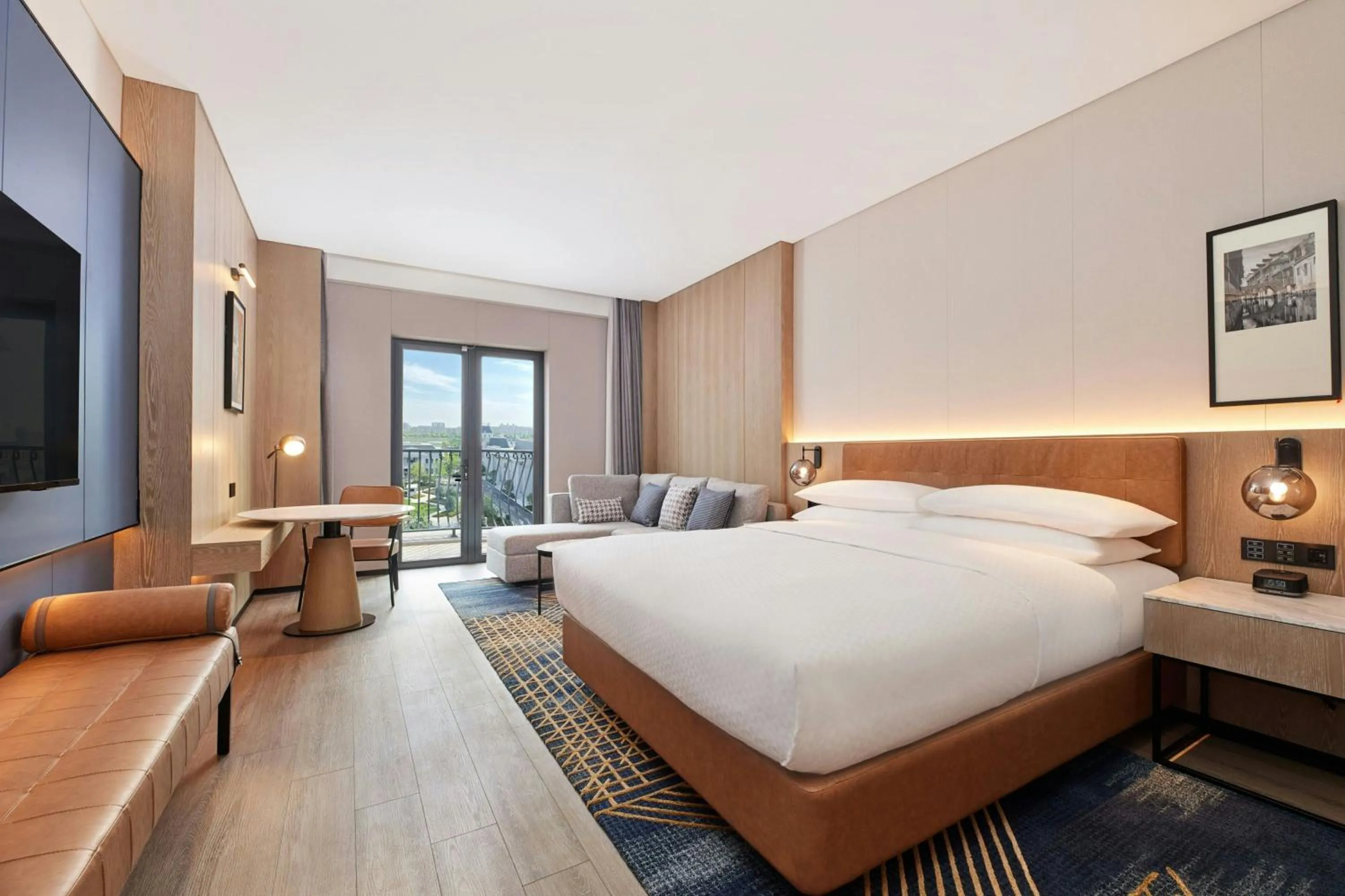 Photo of the whole room, Bed in Four Points by Sheraton Shanghai Fengjing