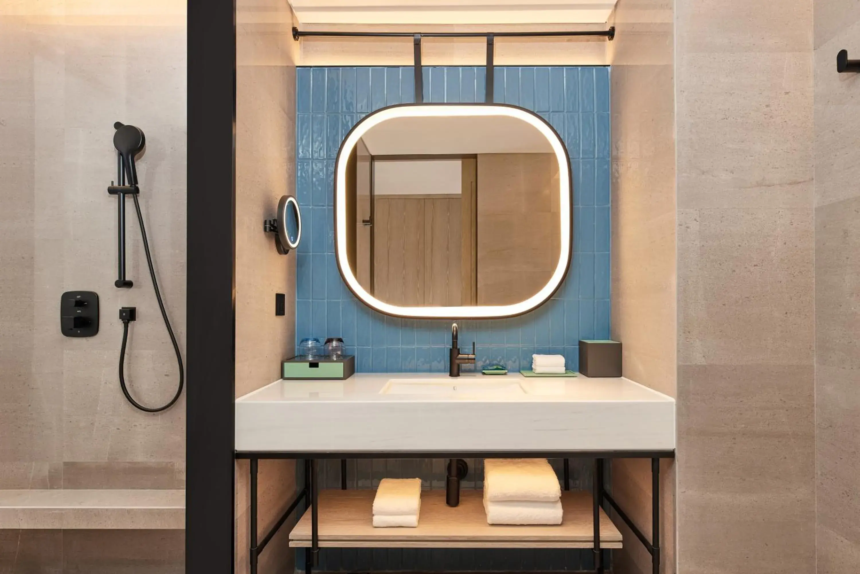 Executive Premier King Room with Lake View in Four Points by Sheraton Shanghai Fengjing Executive Premier King Room with Lake View in Four Points by Sheraton Shanghai Fengjing