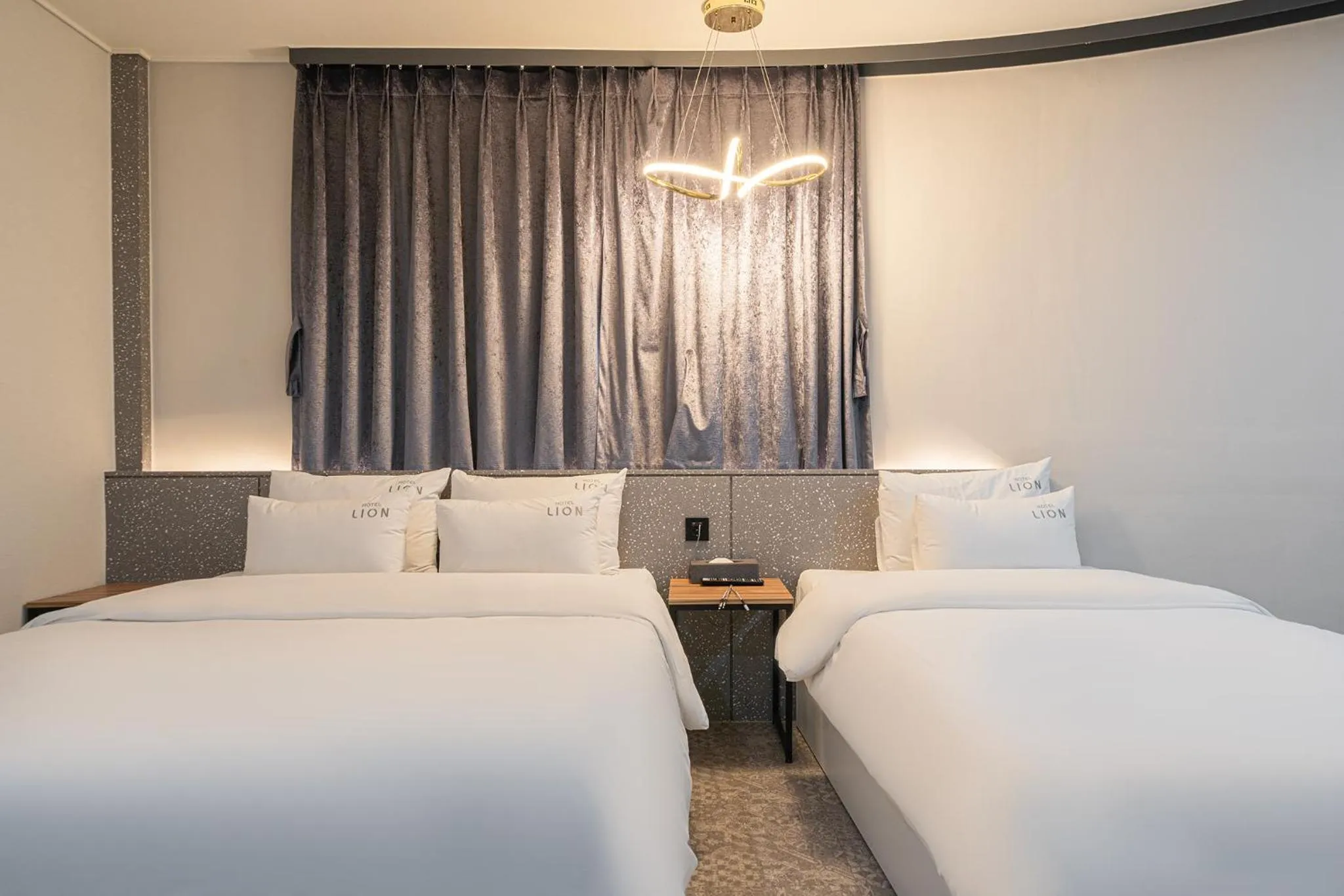 Property building, Bed in Hotel Lion