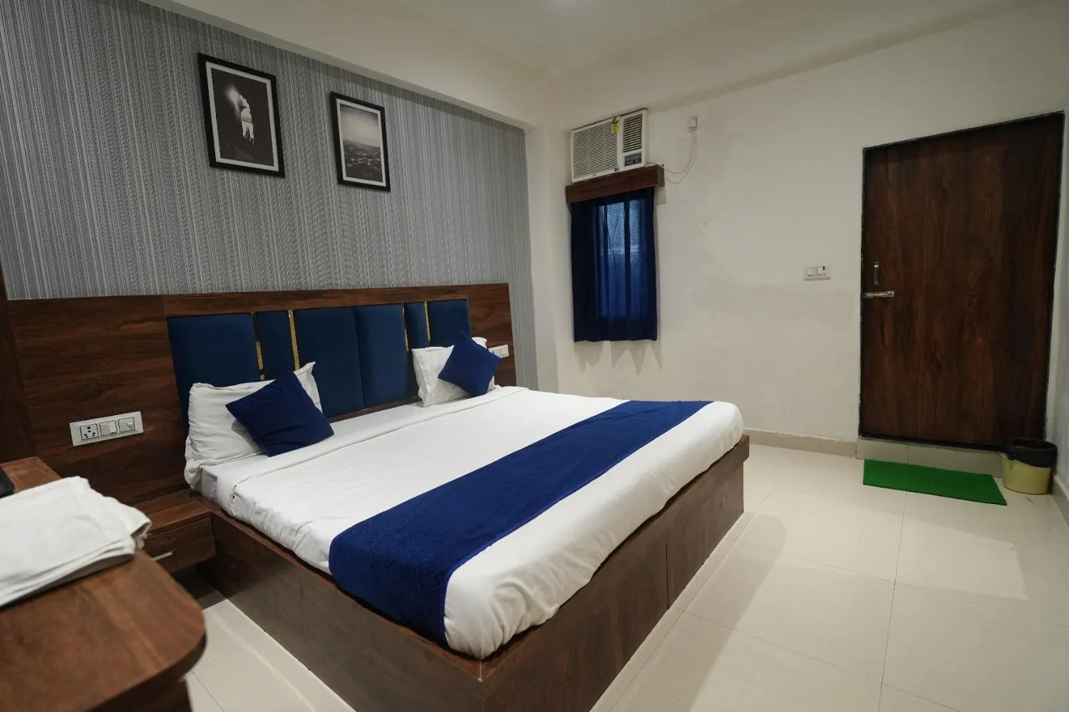 Bed in Hotel Hari Kripa Dham Near Prem Mandir By HRG