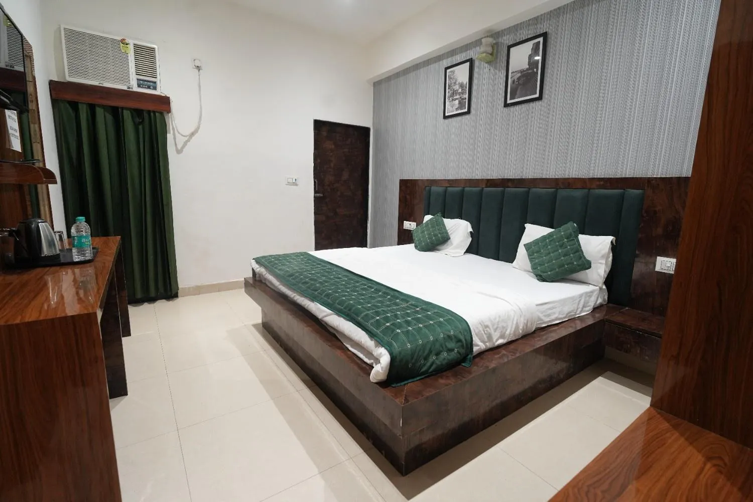 Bed in Hotel Hari Kripa Dham Near Prem Mandir By HRG