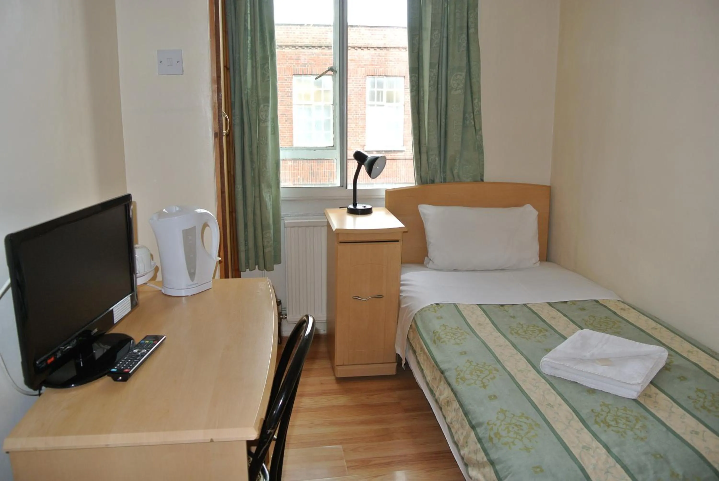 Day, Bed in The Belgrove Hotel