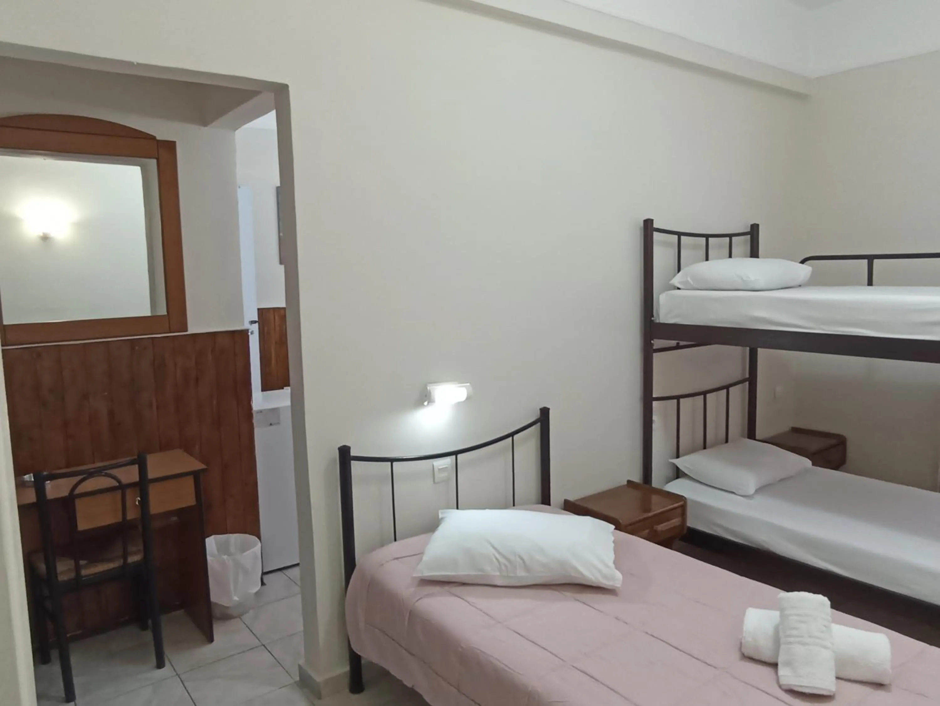 Bathroom, Bed in Elite Hotel