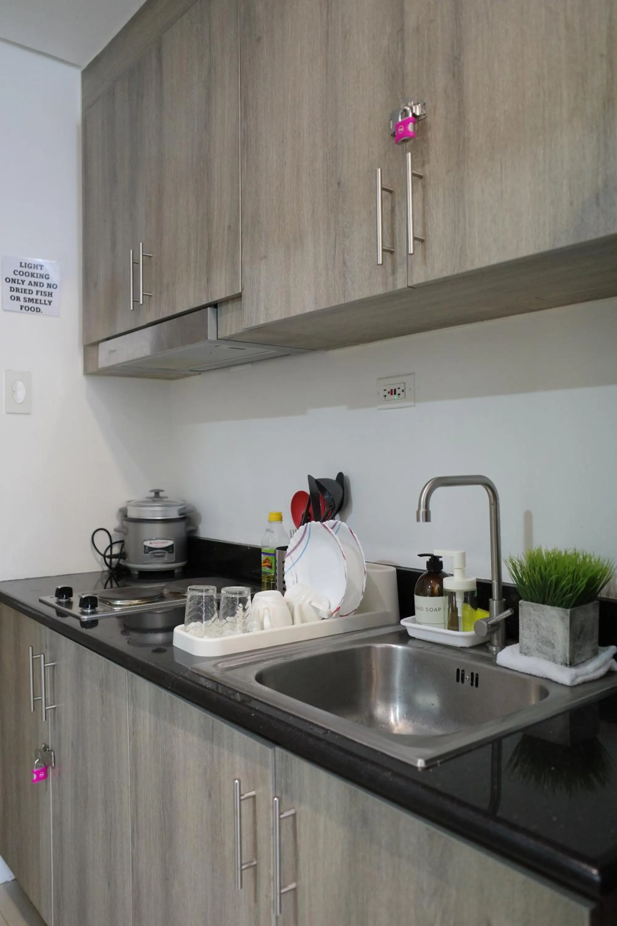 Kitchen or kitchenette in KDstays - Fame Residences