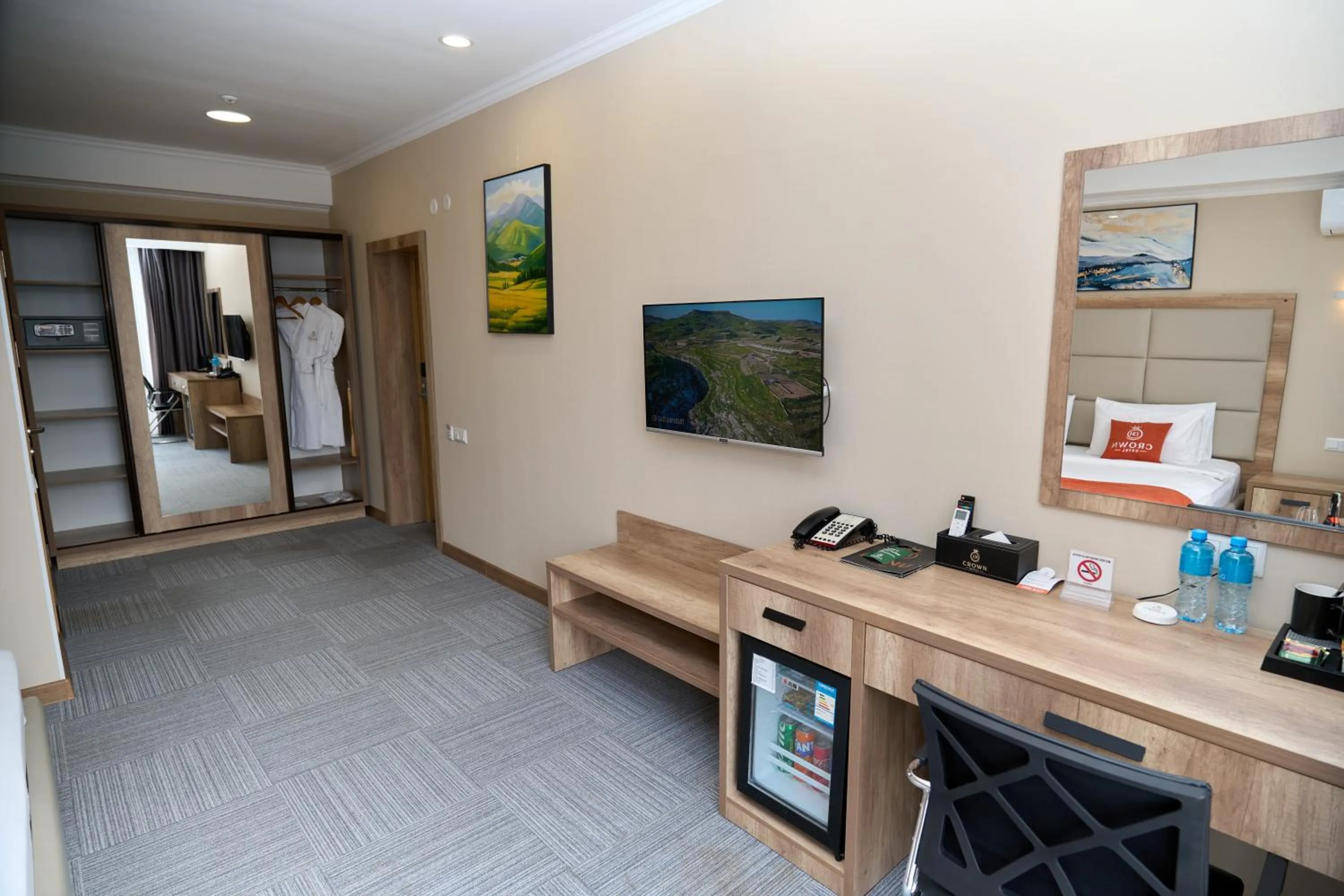 TV and multimedia in Crown Hotel