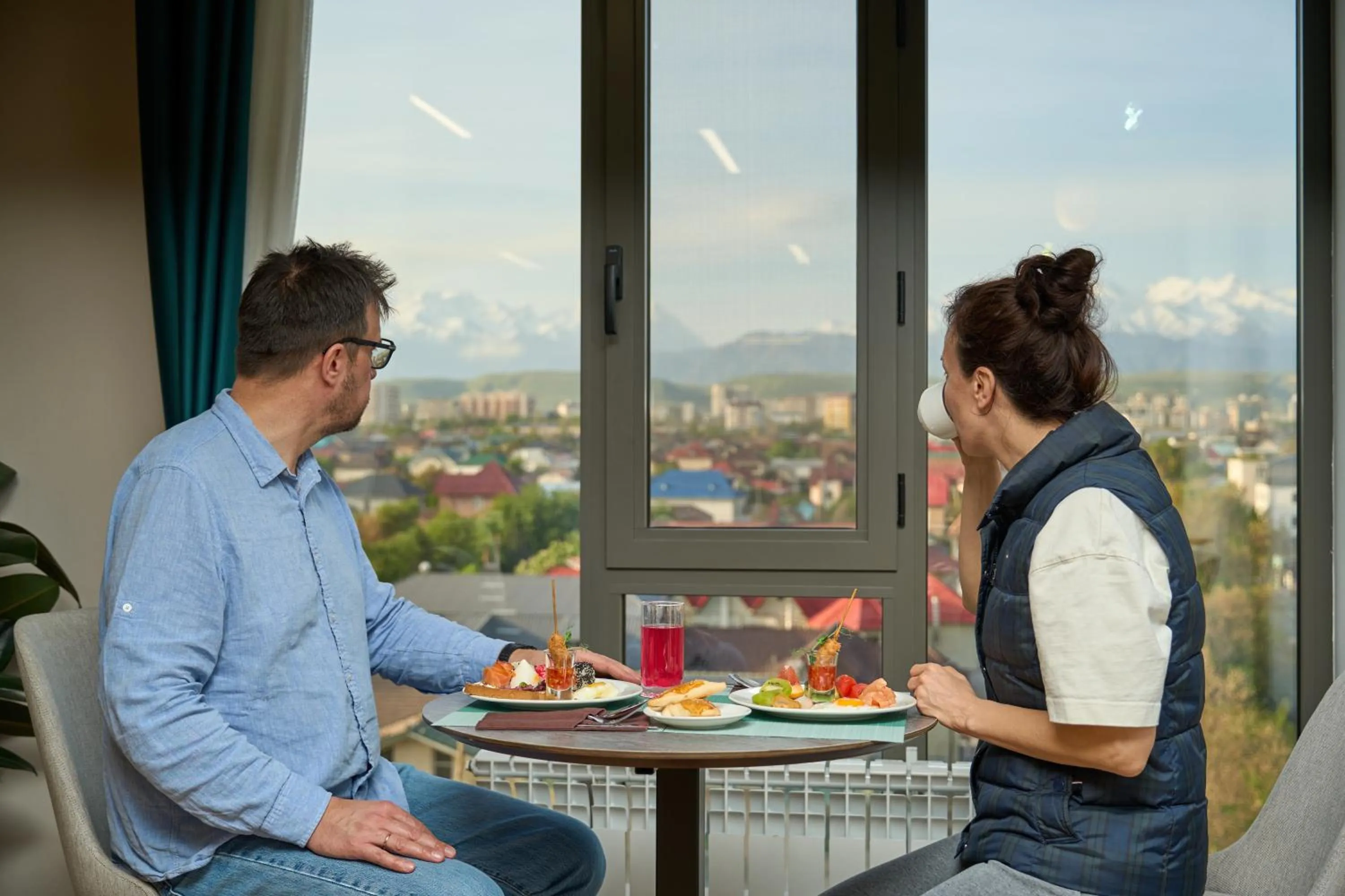 Restaurant/places to eat in Crown Hotel