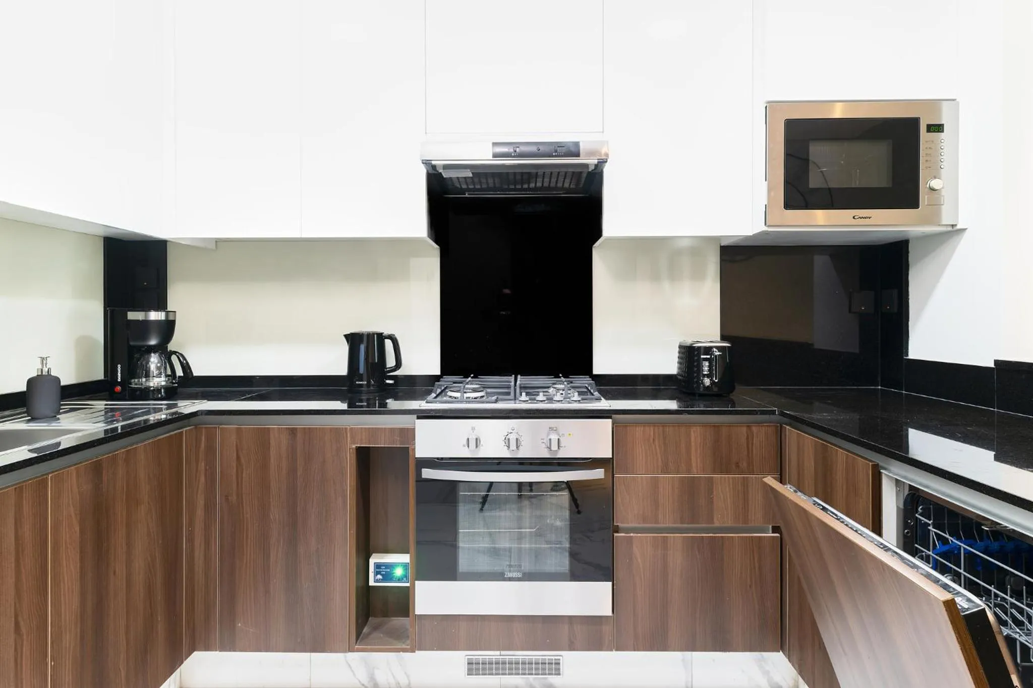 Kitchen or kitchenette in GLOBALSTAY J One Tower Apartments at Pearl of UAE