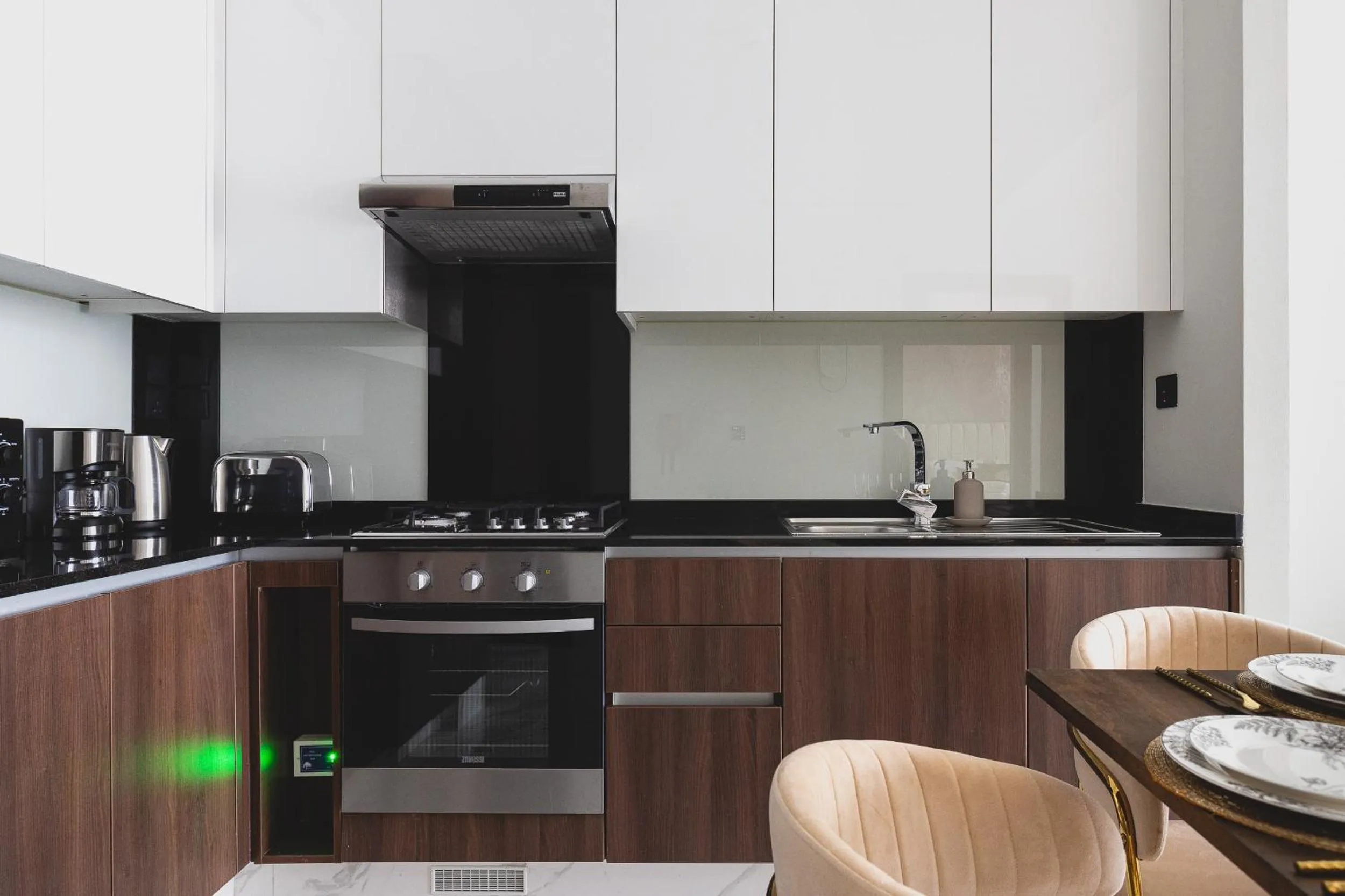 Kitchen or kitchenette in GLOBALSTAY J One Tower Apartments at Pearl of UAE