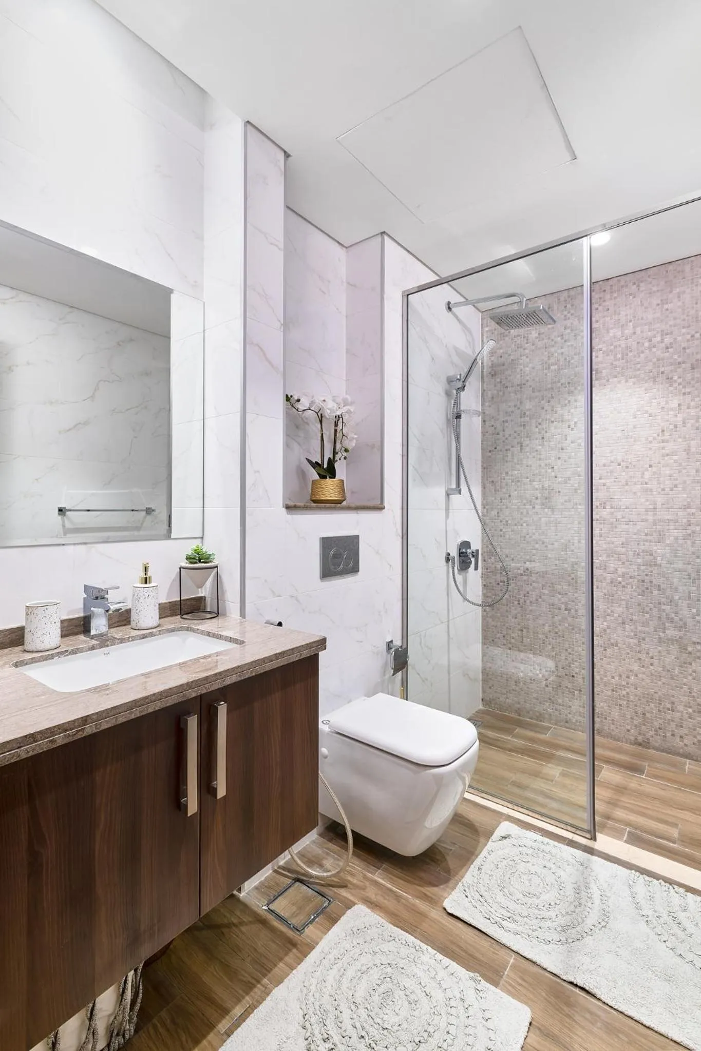 Shower in GLOBALSTAY J One Tower Apartments at Pearl of UAE