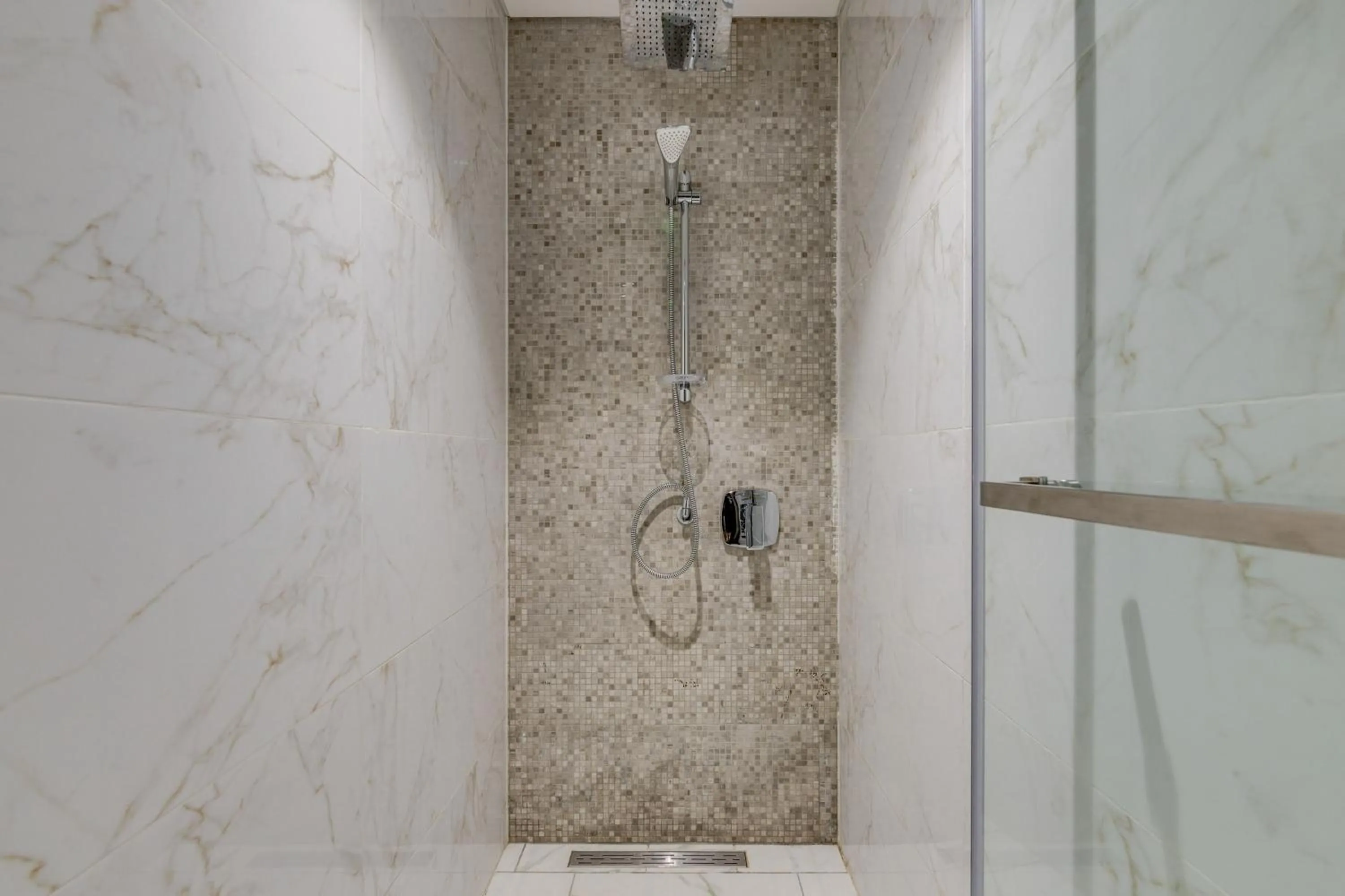Shower in GLOBALSTAY J One Tower Apartments at Pearl of UAE