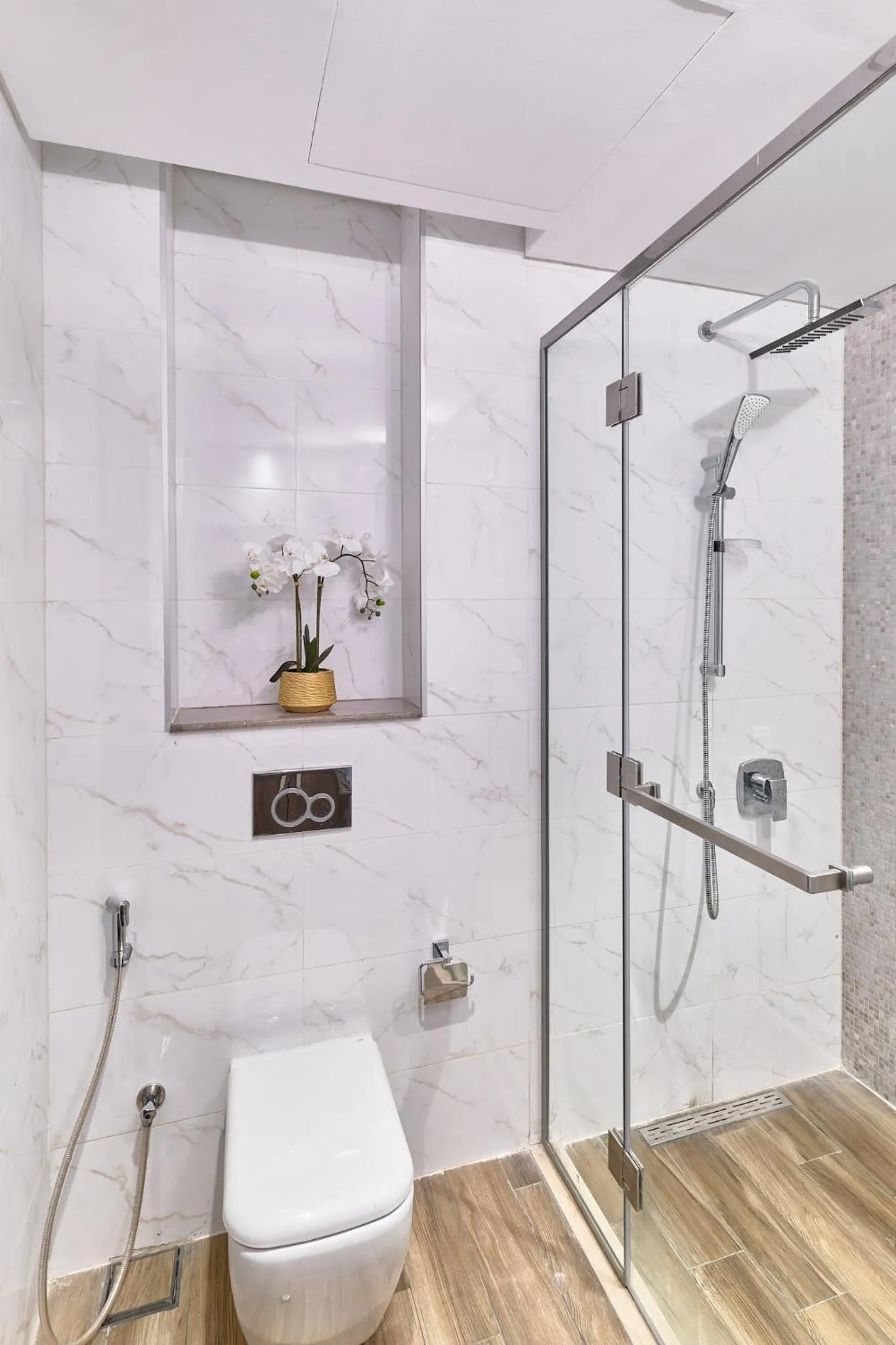 Shower in GLOBALSTAY J One Tower Apartments at Pearl of UAE